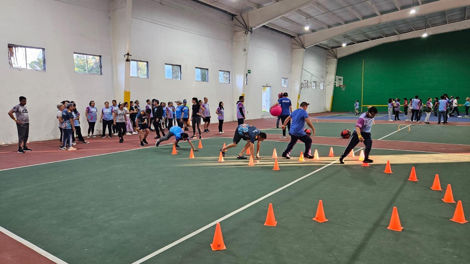 Por la mañana los asistentes participaron de los diversos ejercicios físicos. Fotografía por: Universidad Promotora de la Salud.
