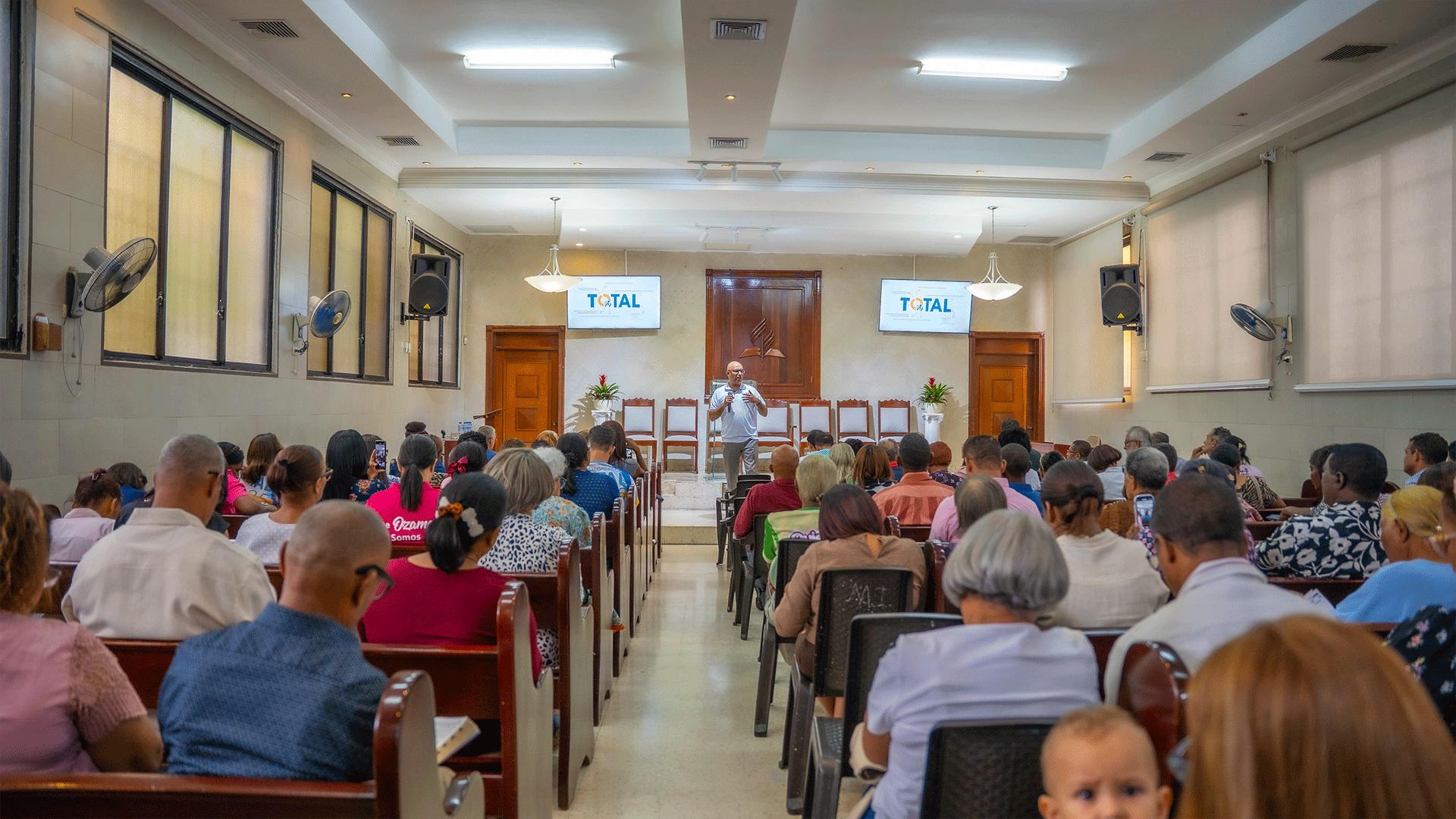 La unidad Universidad Promotora de la Salud de la UM, bajo el liderazgo del Dr. Roel Cea, (en la fotografía) coordinó la implementación del impacto “Salud Total 2025”. Fotografía cortesía de la Asociación Dominicana del Sureste.