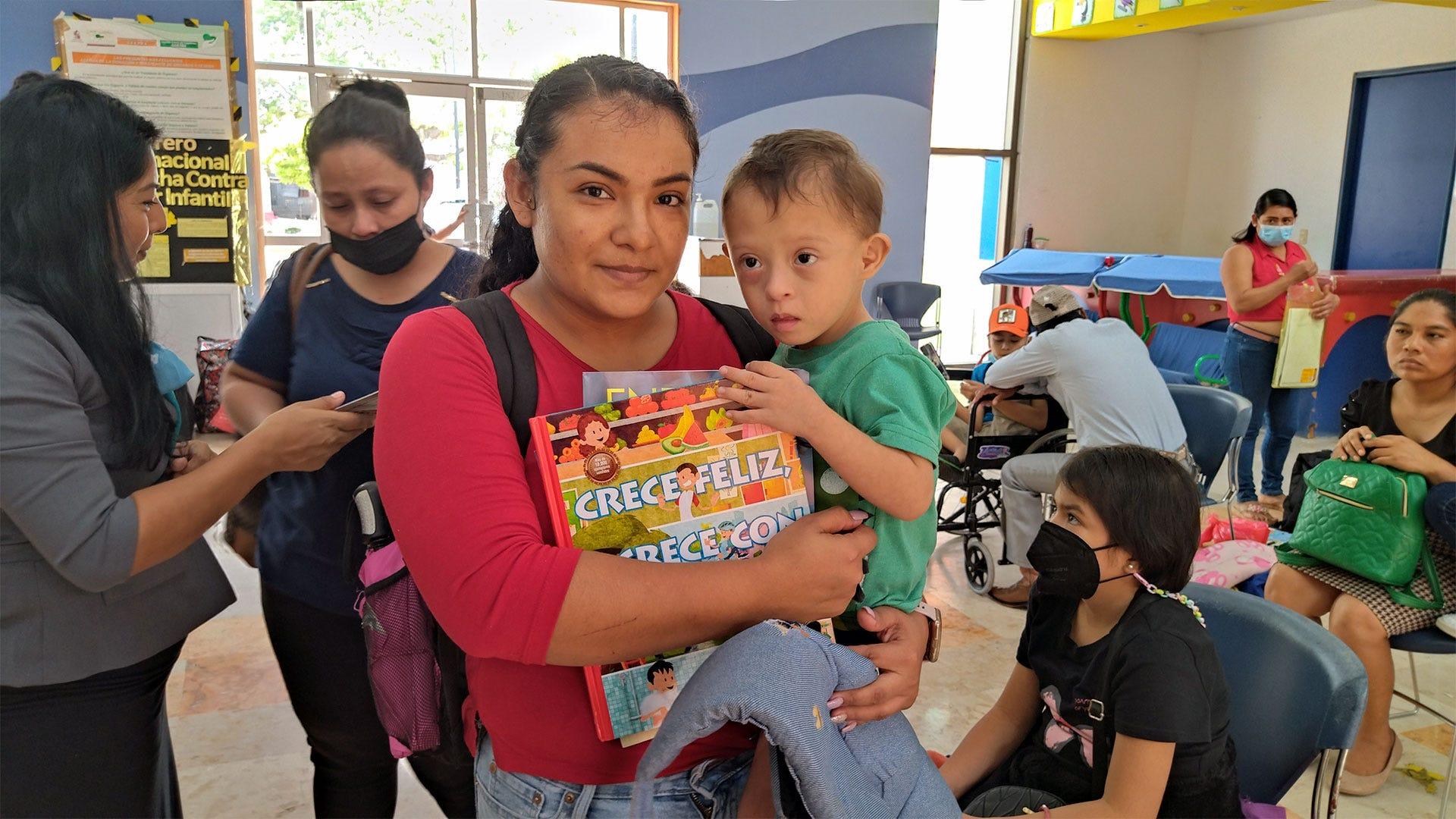 Otro grupo de estudiantes colportores entregaron paquetes de libros a niños con cáncer, en el Hospital de Niño de Villahermosa, Tabasco. Fotografía por: Juan Manuel Pascacio.