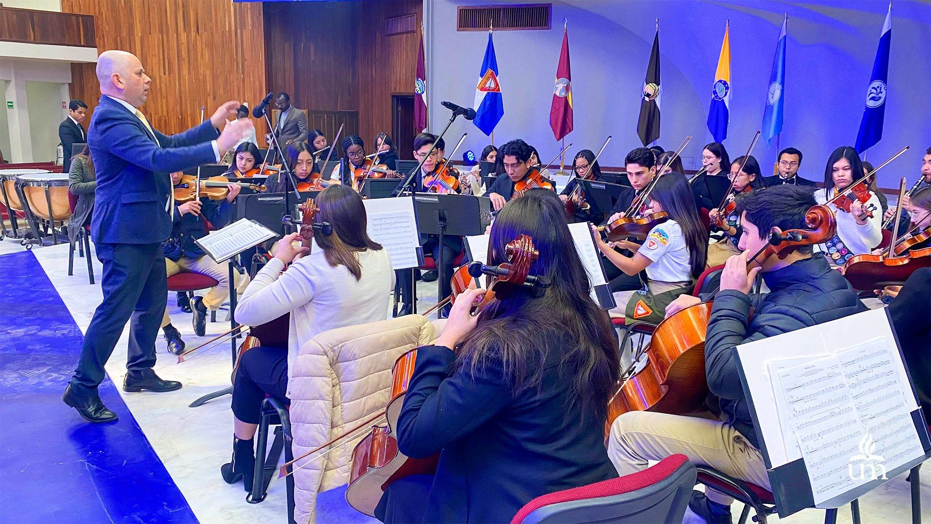El Mtro. Pavel con la Orquesta Intermezzo practicando para su participación del sábado 8 febrero en la Iglesia Universitaria. Fotografía por: Universidad de Montemorelos / Lisandra Vicente.