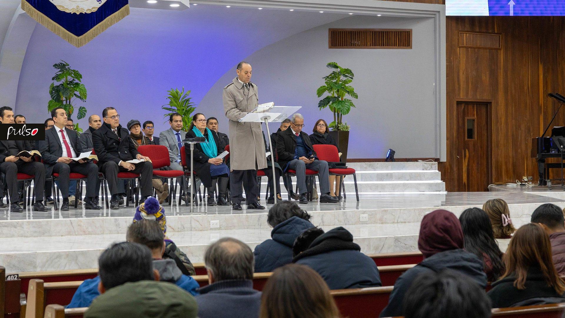 Dr. Ismael Castillo, rector de la Universidad, presentando el tema central durante el culto de dedicación del semestre. Fotografía por: Universidad de Montemorelos / Dania Gutiérrez.