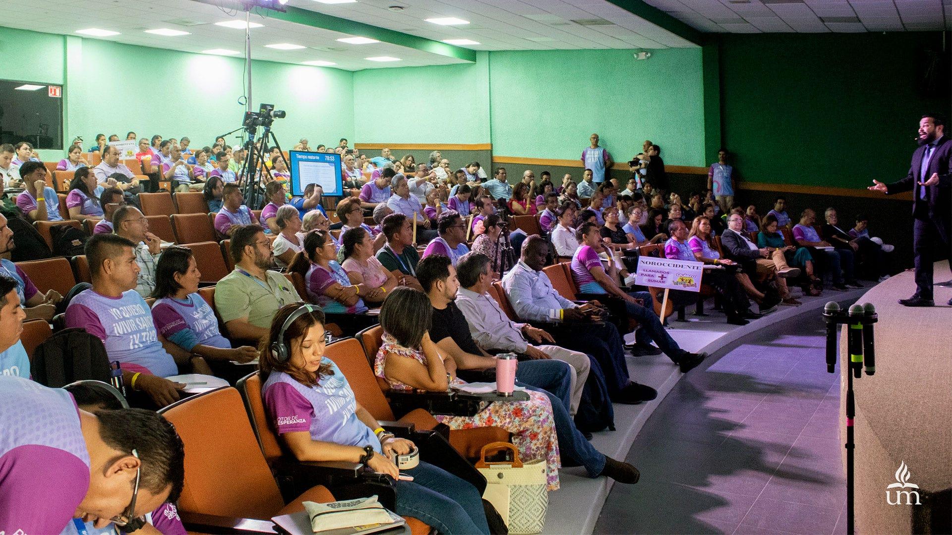 Los asistentes fueron capacitados con estrategias que ayudarán a mejorar la salud mental y el bienestar comunitario. Fotografía por: Comunicación Institucional / Lisandra Vicente.