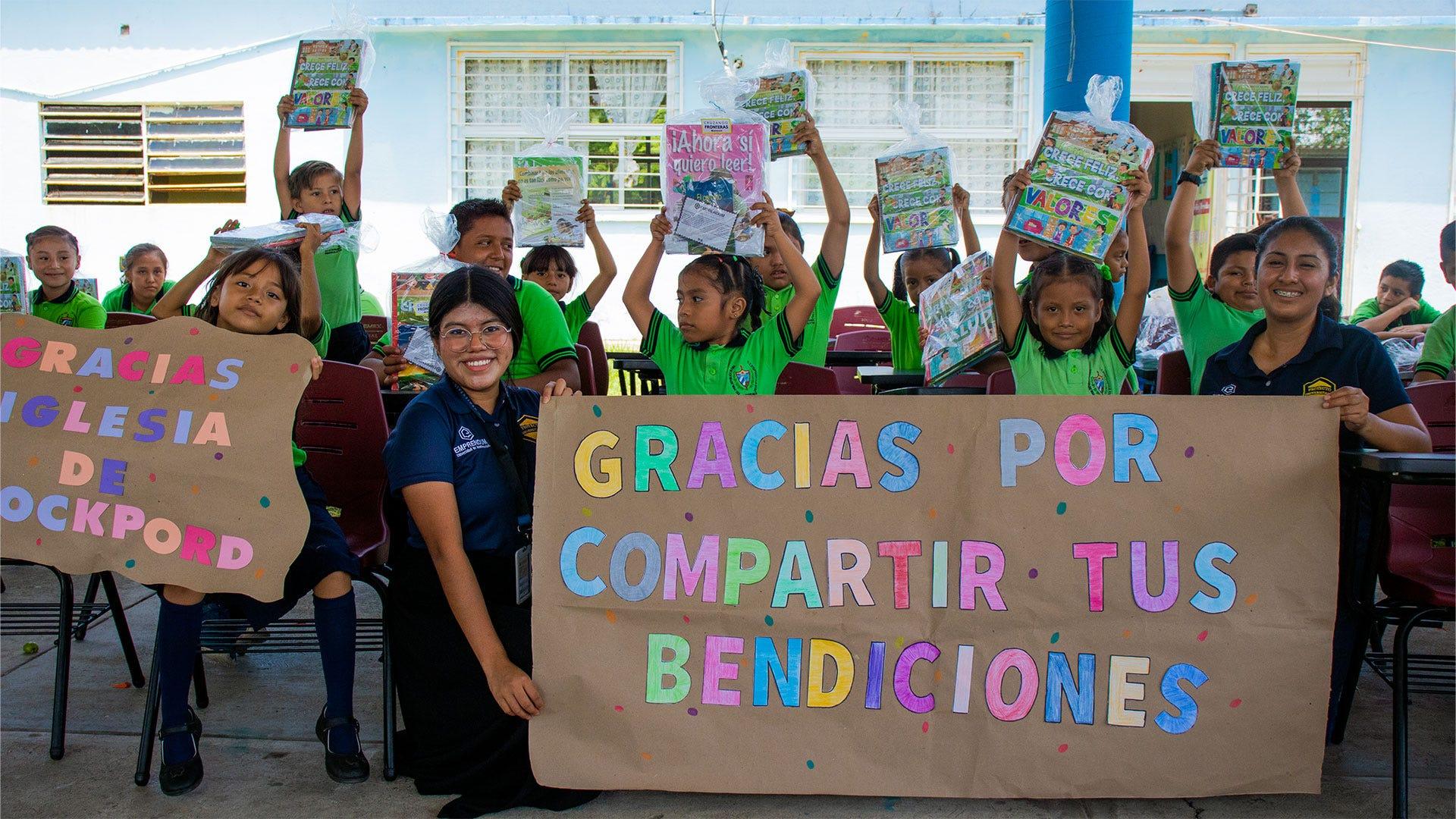 Durante el verano niños de una escuela primaria en Huimanguillo, Tabasco, también fueron alcanzados con el proyecto Cruzando Fronteras. Fotografía por: Juan Manuel Pascacio.