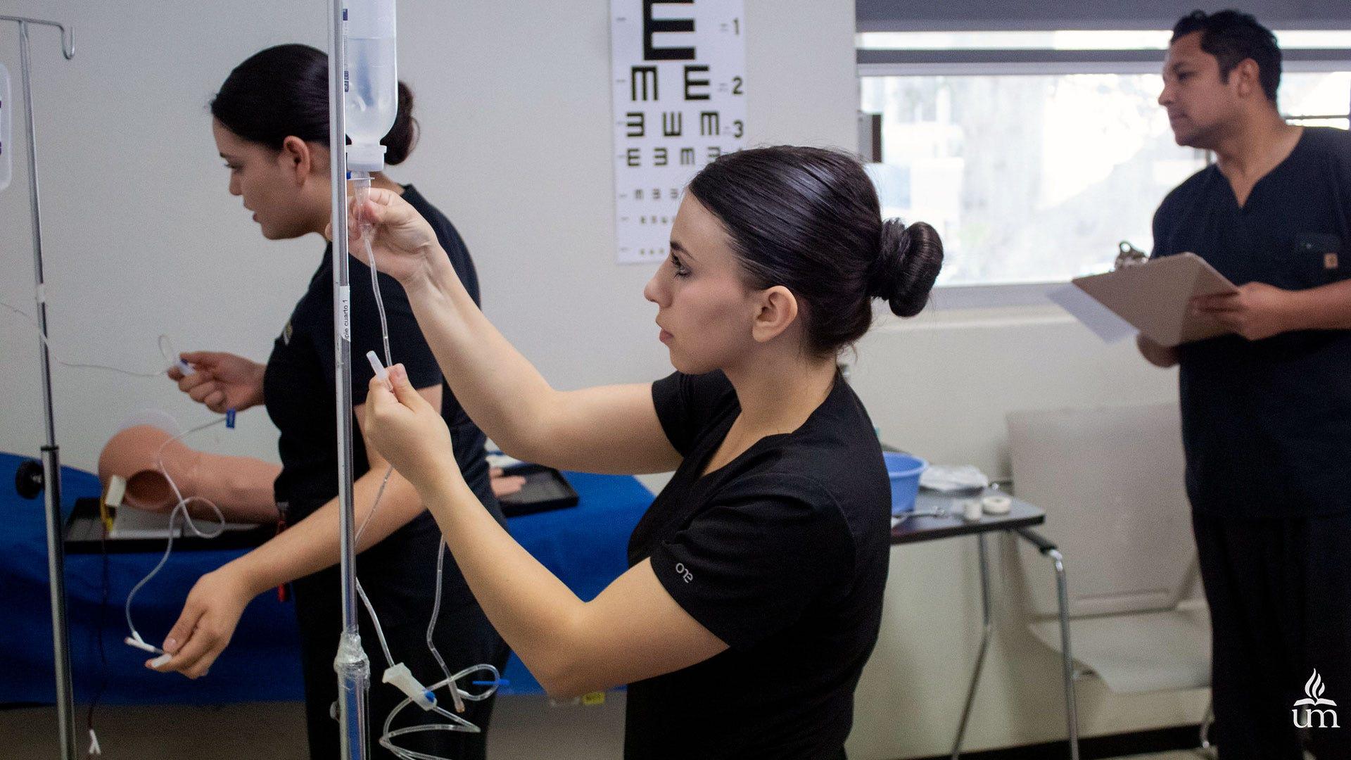 Estudiantes de Enfermería realizando prácticas de simulación. Universidad de Montemorelos / Issac Corral.