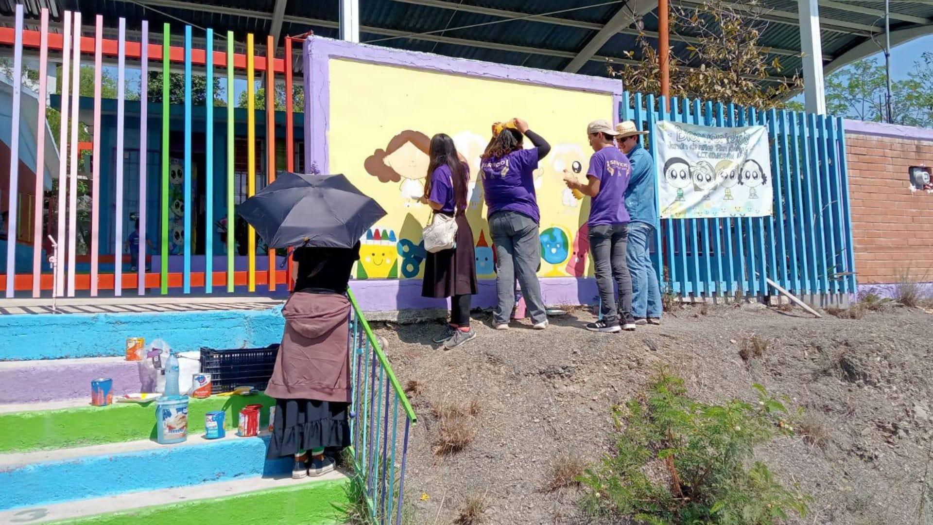 Los alumnos participaron en el diseño y ejecución del mural para el Jardín de Niños. Fotografía cortesía de UPS.