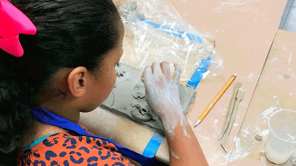 &nbsp; Parte del programa del curso de verano incluyó trabajo de manualidades con cerámica. Fotografía cortesía de Luis Medina.&nbsp;&nbsp;