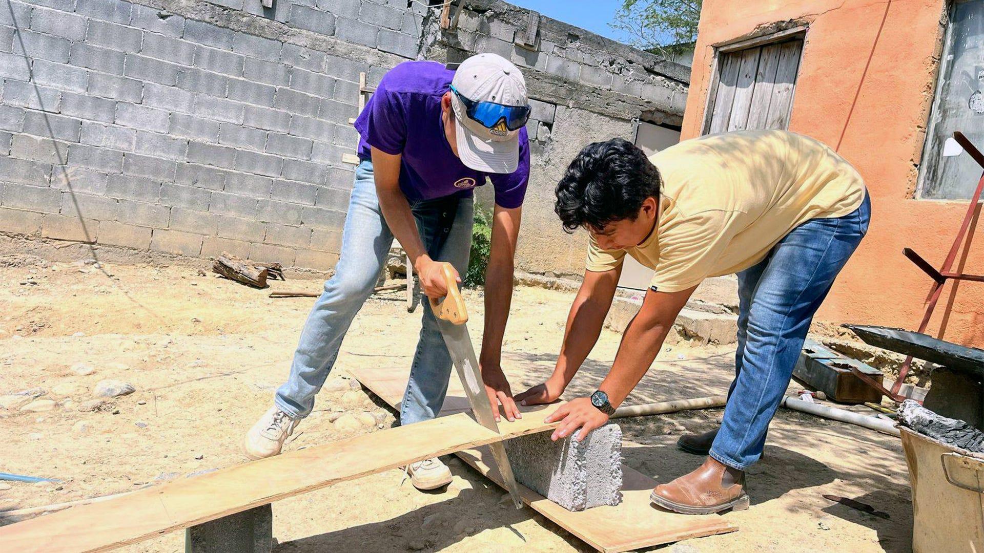 Alumnos la escuela de ARTCOM realizando labores de limpieza exterior y embellecimiento en algunas casas de los ciudadanos de la comunidad 7 de Noviembre, en Montemorelos, Nuevo León / abril 2025. Fotografía cortesía por Universidad Promotora de la Salud.
