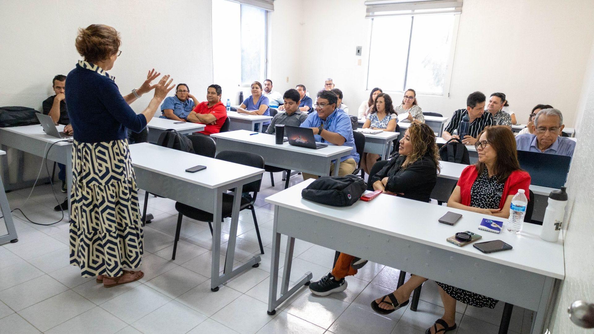 El personal de apoyo participaron en la autoevaluación y mejora continua del portafolio profesional. Fotografías por: PULSO/ Lisandra Vicente.