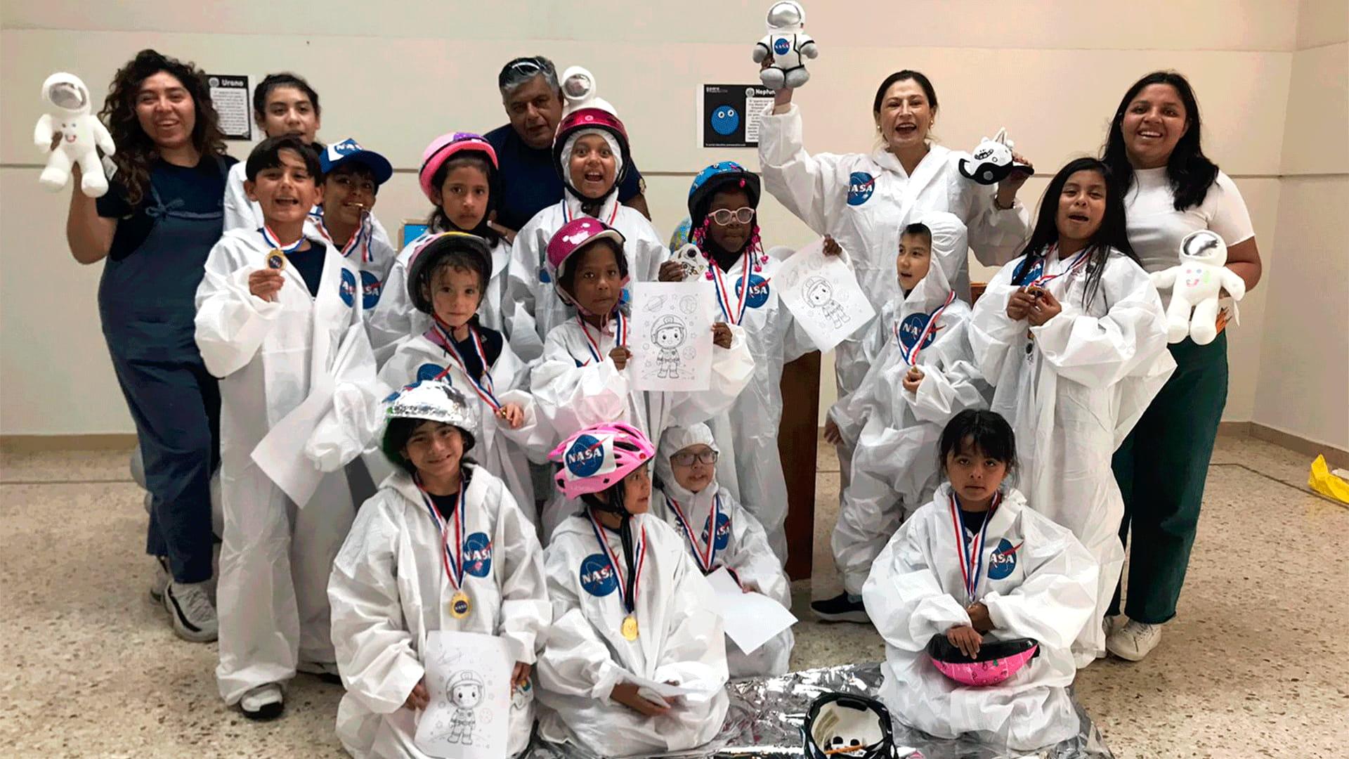 Alusivo al tema del curso de artes, los niños se disfrazaron de astronautas durante uno de los días del curso. Fotografía cortesía de Luis Medina.