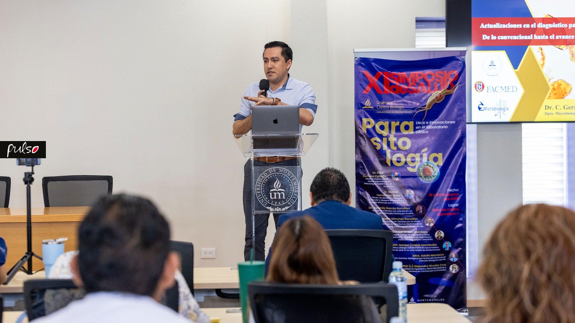 El Dr. Gerardo García, profesor-investigador del Departamento de Microbiología de la Facultad de Medicina de la Universidad Autónoma de Nuevo León, impartió la charla “Actualizaciones en el diagnóstico parasitológico. De lo convencional hasta el avance tecnológico”. Fotografía por: Universidad de Montemorelos / Christopher Castellanos.