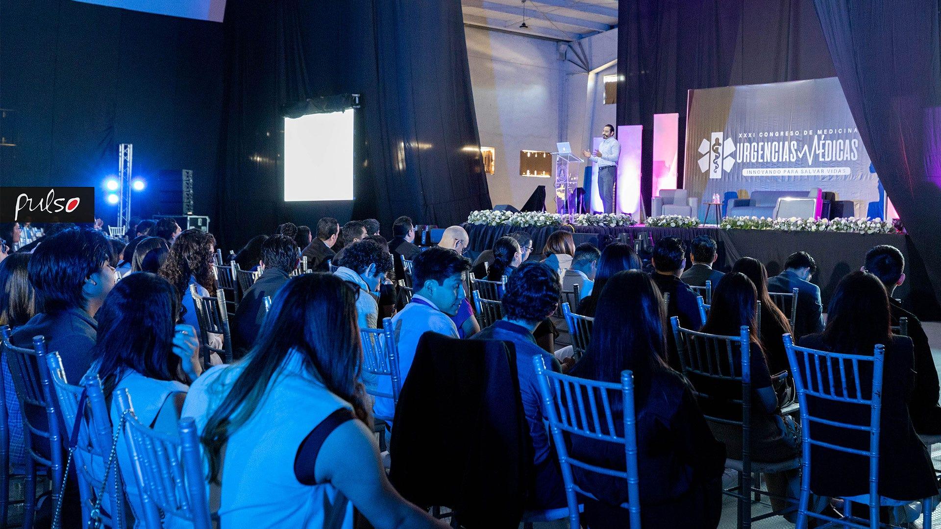 El Dr. Marco Hazael Loredo, en su ponencia habló sobre protocolo de urgencias para la atención del infarto agudo al miocardio y arritmias cardiacas. Fotografía por: Universidad de Montemorelos / Lisandra Vicente.