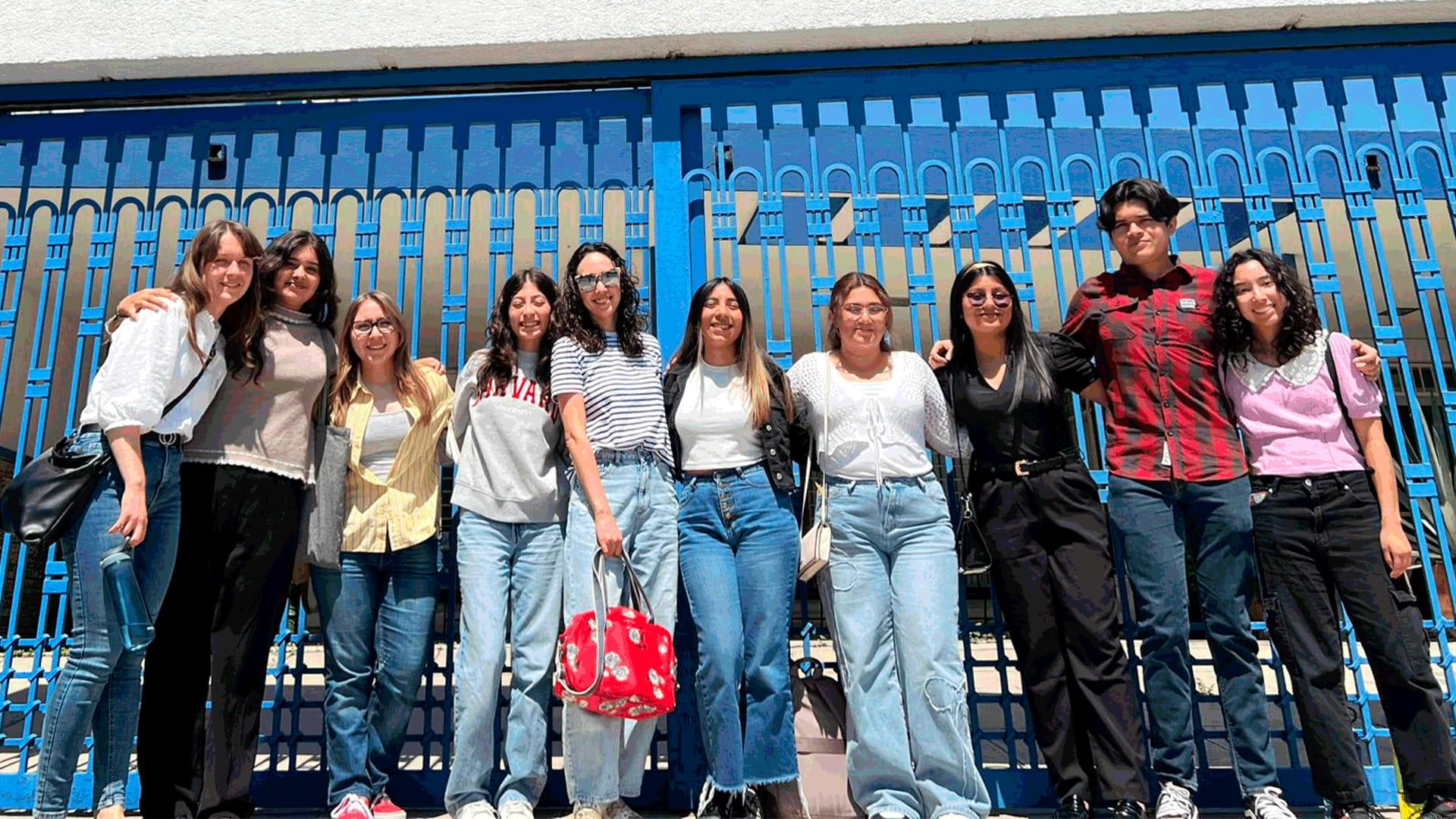 Estudiantes durante su participación en el examen de certificación Cambridge en el International House Monterrey, junto a la docente Rosalba Ortiz. Fotografía cortesía por Rosalba Ortiz.