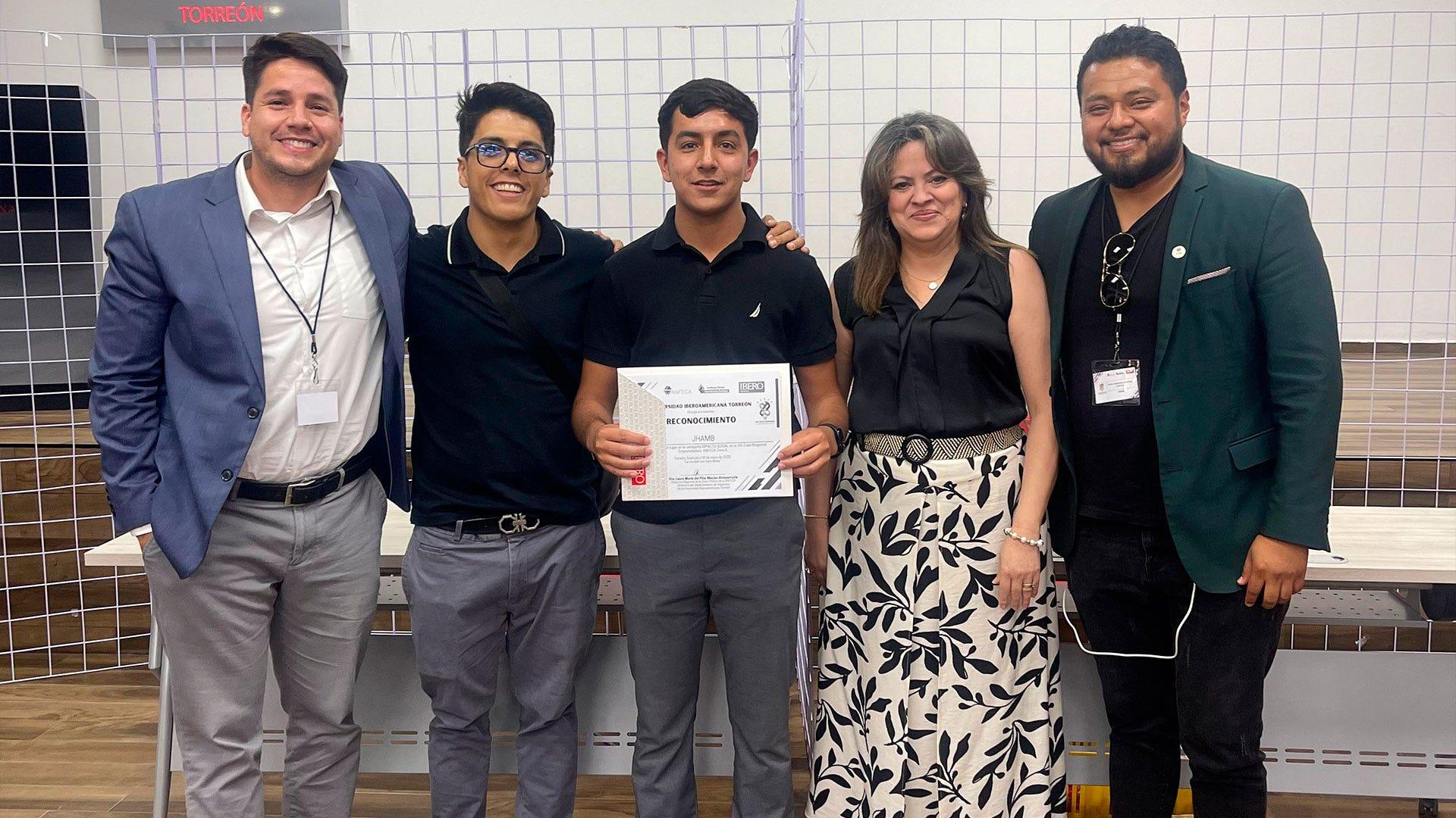 &nbsp; De izquierda a derecha: Felipe Angarita, docente de la FACEJ; los creadores del proyecto JHAMB: Sergio Enríquez y Kennet Castañeda; Mirna Bañuelos, representante y directora General Académica de Universidad Iberoamericana Torreón; y Fernando Martínez, docente de la FACEJ. Fotografía cortesía de Adriana Ruíz.