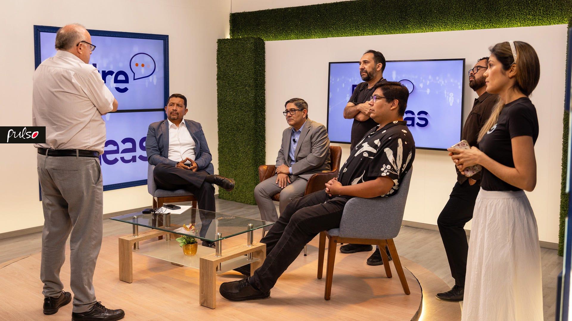 Los presentadores del programa fueron los mismos estudiantes de la maestría. En la fotografia, el Dr. Antonio Lerma, coordinador de la Maestría en Dirección de Comunicación (primero a la izquierda), con algunos de los alumnos de la maestría. Fotografías por: Universidad de Montemorelos / Abnel Vázquez.