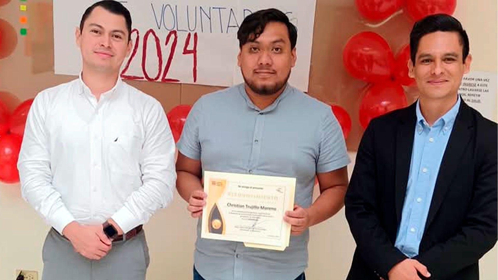 De izquierda a derecha, el Lic. Pablo Castillo, director del Centro de Integración Juvenil de Monterrey; Cristian Trujillo, y el Mtro. Antonio Gámez, director del Centro de Atención Familiar de la UM y docente de la Facultad de Psicología de la UM. Fotografía cortesía de Antonio Gámez.