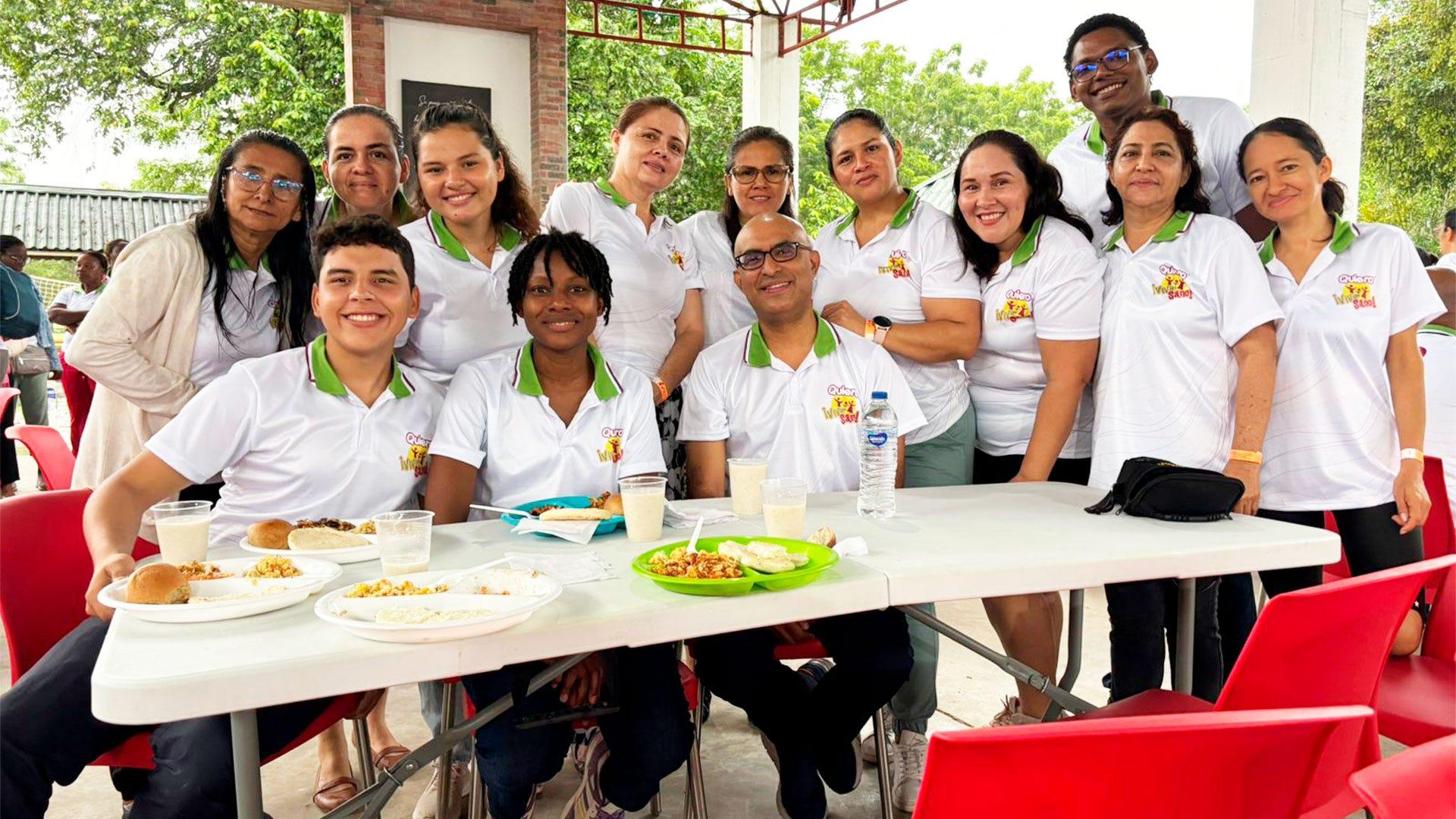En la fotografía, un grupo de los asistentes al congreso de Salud en Bogotá, junto al Dr. Roel Cea (en el centro). Fotografía cortesía de Roel Cea.