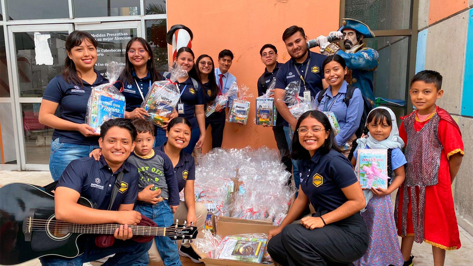 Karen y su esposo, con el grupo de colportaje del invierno en Villahermosa, Tabasco. Fotografía por: Karen Miguel.