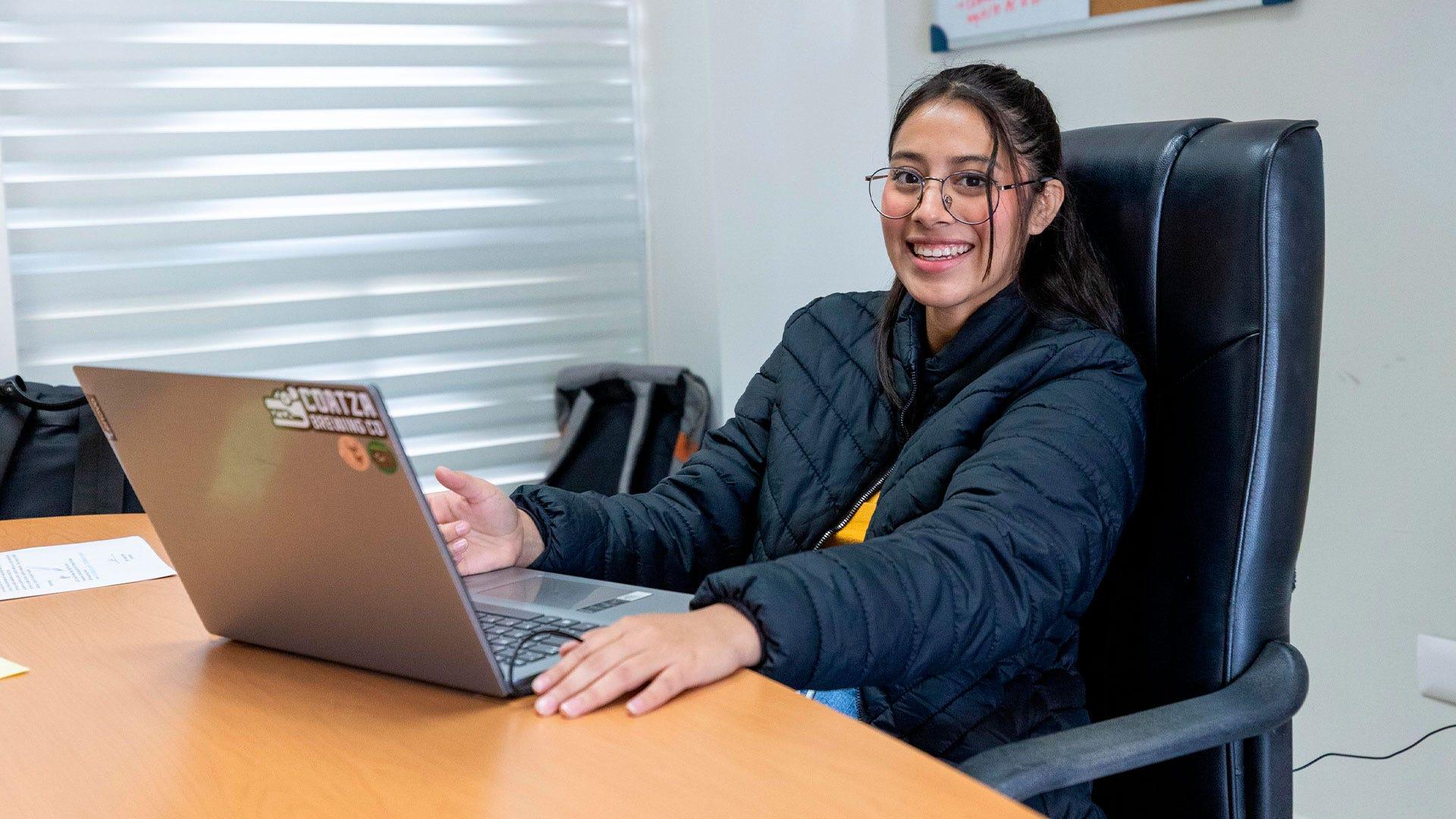 &nbsp;Elizabeth Sánchez, alumna de la carrera de Químico Clínico Biólogo, reemplazó a Martha Ruth Hernández, secretaria y docente de la Escuela Químico Clínico Biólogo, durante la edición de la Universidad del Mañana 2025, . Fotografías por: Universidad de Montemorelos / Christopher Castellanos.