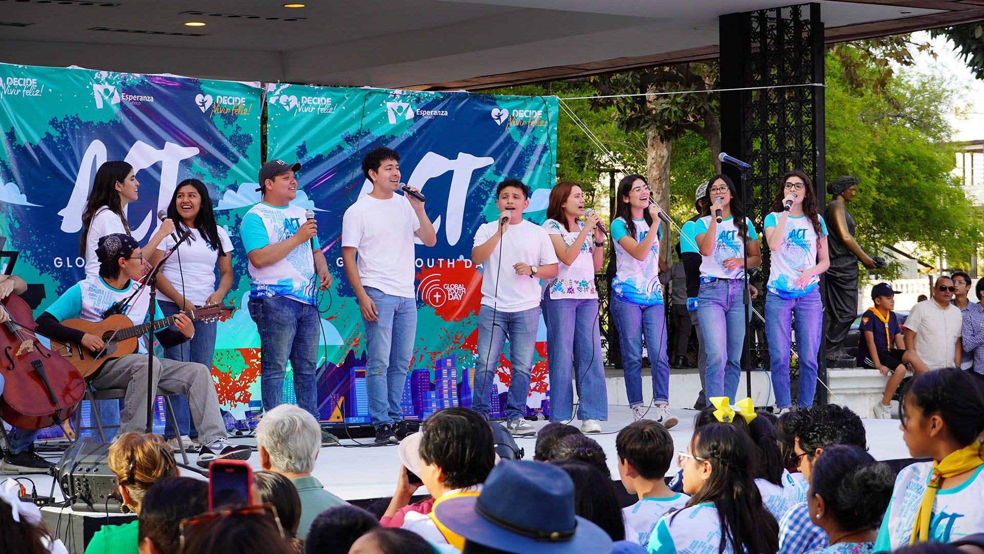 Alumnos de la UM dirigiendo cantos en la Macroplaza de Monterrey, previo al concierto de Compas Compuesto. Fotografía cortesía de Ministerio Juvenil.