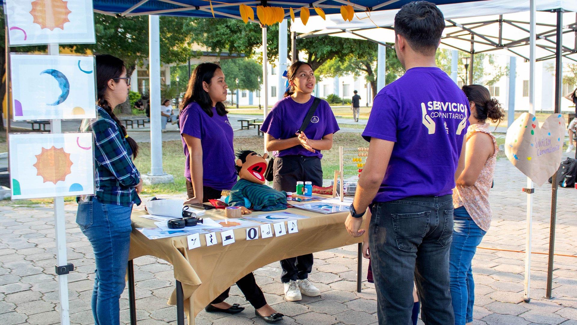Estudiantes de la Facultad de Ciencias Empresariales y Jurídicas y de la Escuela de Música presentando su trabajo realizado durante el semestre en el Servicio Comunitario. Fotografía por: Universidad de Montemorelos / Lisandra Vicente.