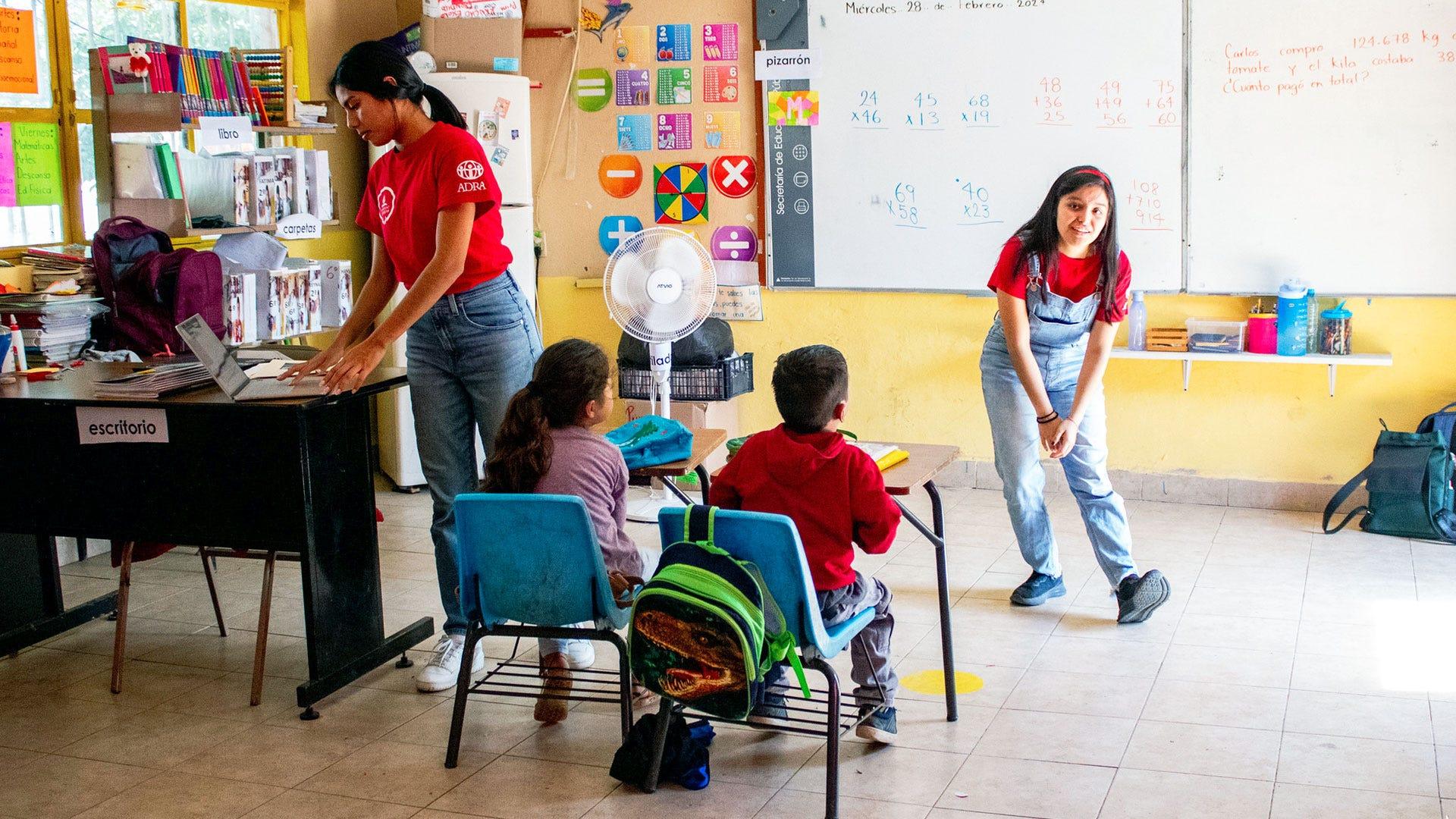 Alumnas de la Facultad de Educación y de la Escuela de Música impartiendo clases a alumnos de bajos recursos, como parte de su servicio comunitario. Fotografía por: Universidad de Montemorelos / Lisandra Vicente.