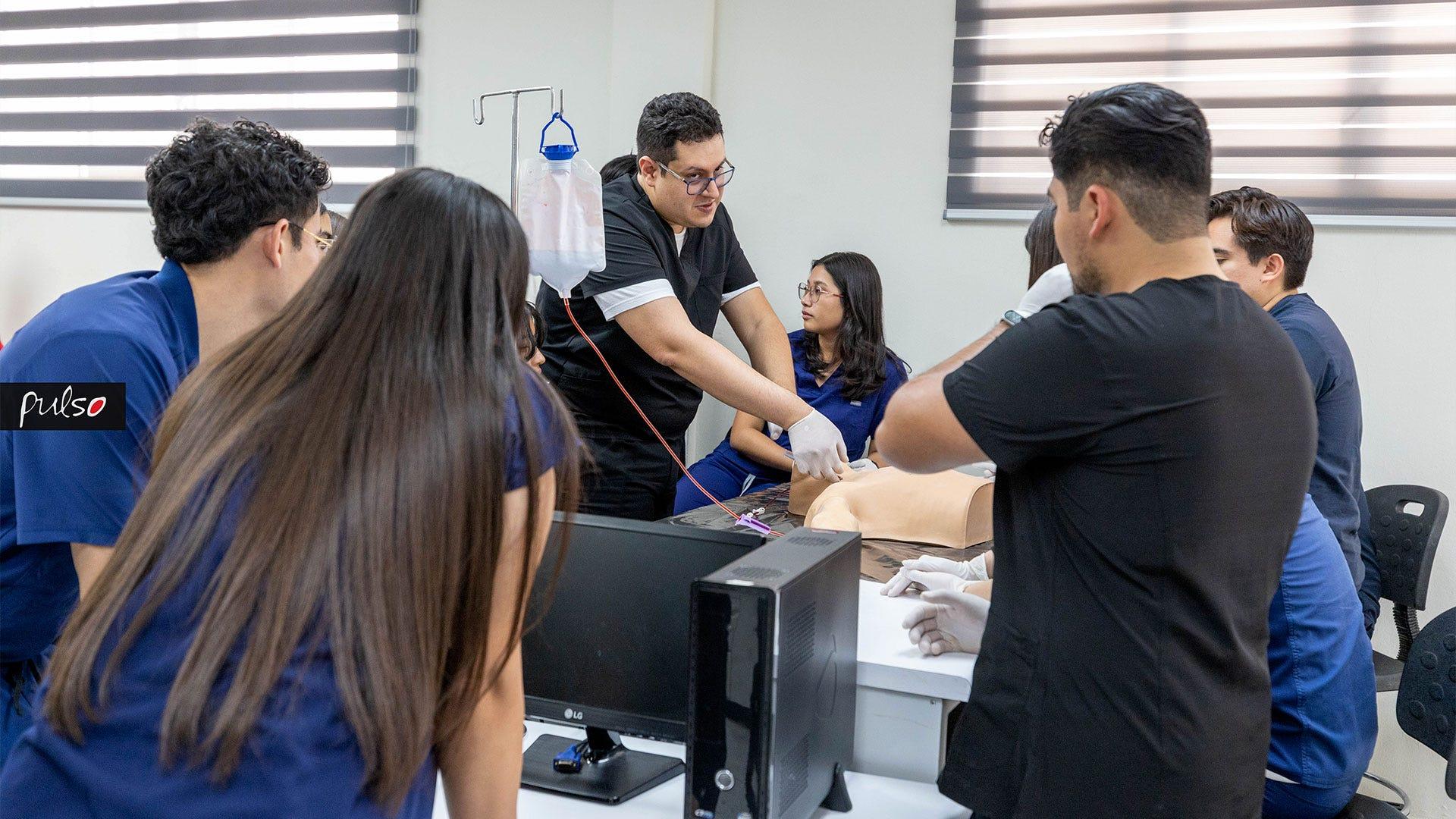 El Dr. David Enrique Bañuelos, médico urgenciólogo en el Instituto Mexicano del Seguro Social, impartiendo el taller "Acceso Venoso Central". Fotografía por: Universidad de Montemorelos / Lisandra Vicente.