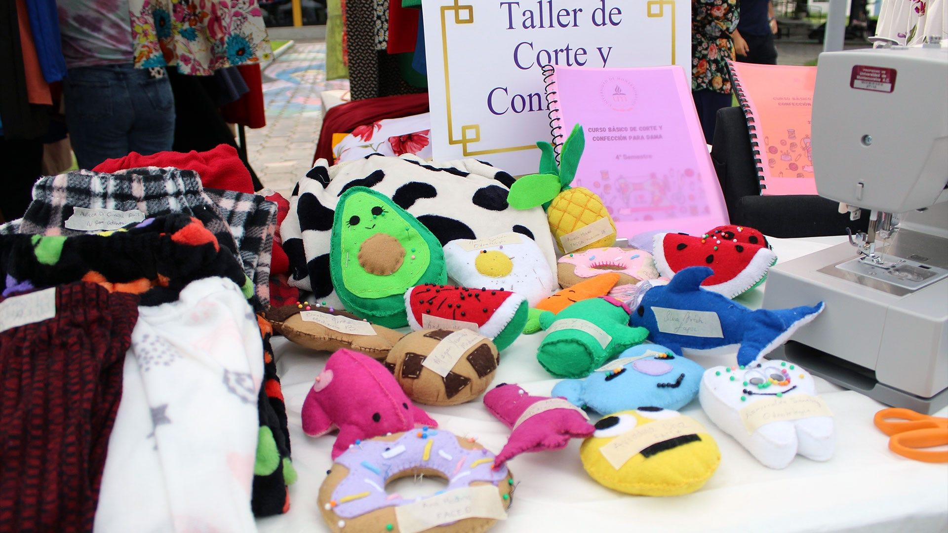 Algunos de los trabajos manuales realizados por las alumnas que llevan el taller. Fotografía por Comunicación Institucional.