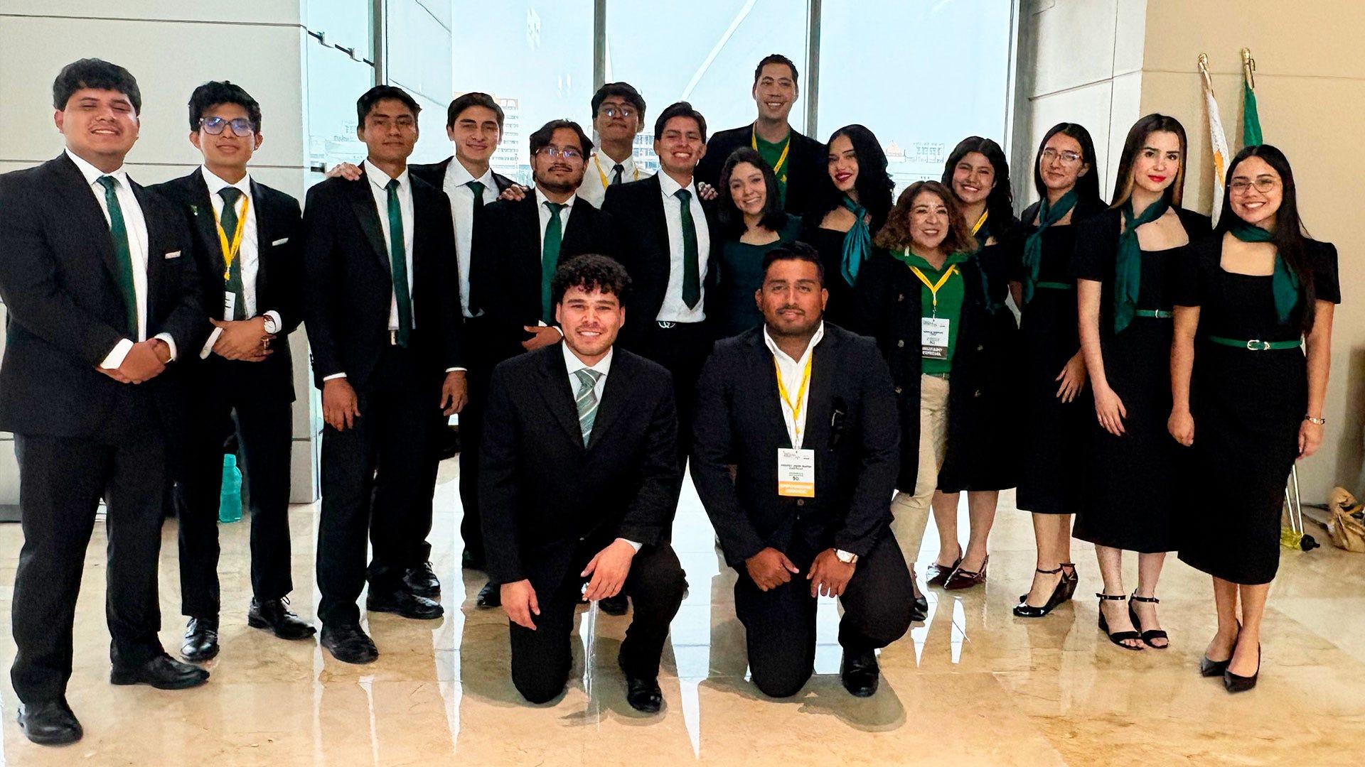 Miembros del equipo Enactus UM asistiendo a la competencia nacional Enactus México 2025. Fotografía cortesía de Isaac Flores.