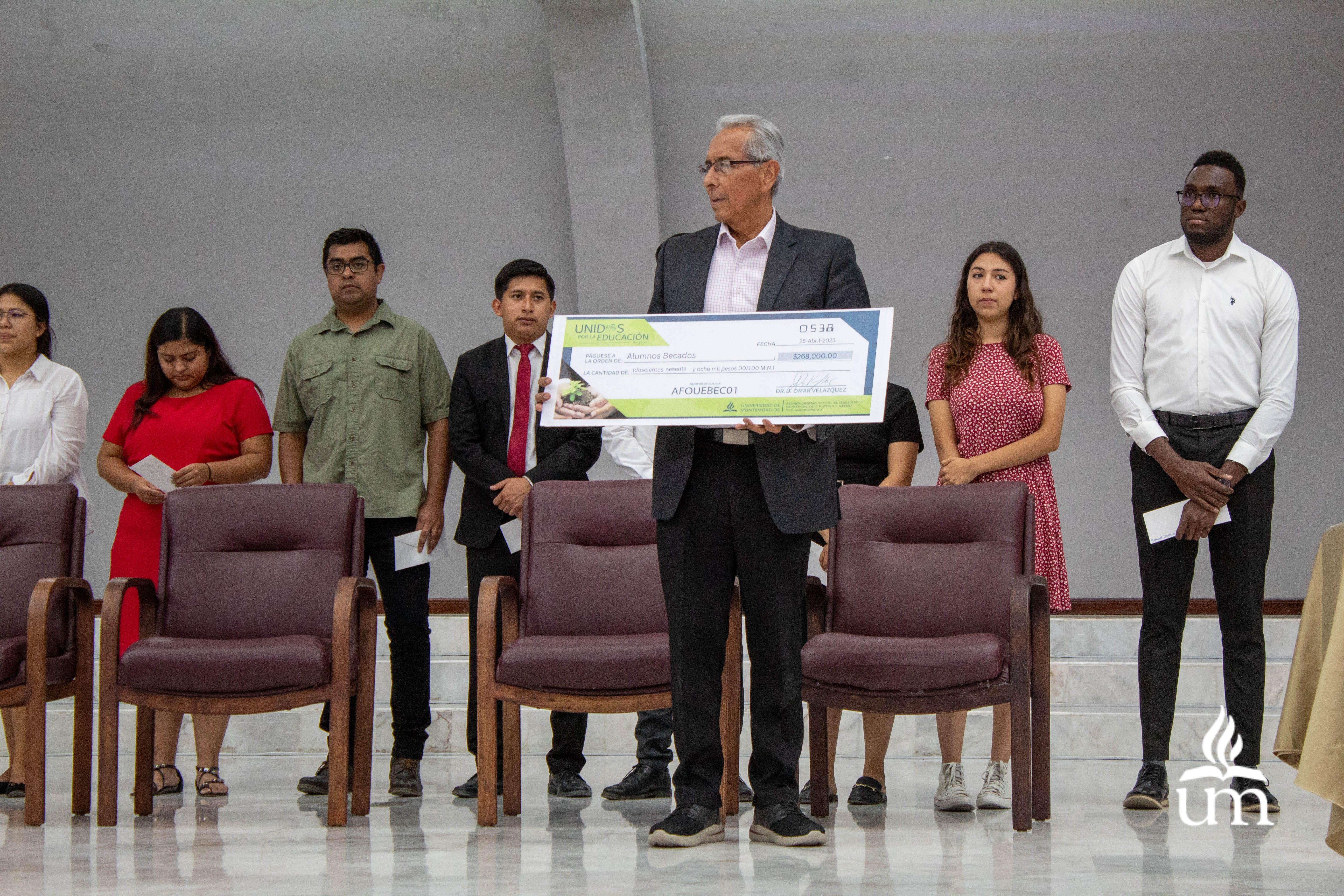 El total del fondo es entregado al CP. Joel Sebastian, Vicerretor Financiero de la institución, con las especificaciones del monto asignado a cada alumno. Fotografía por: Universidad de Montemorelos / Laura Marrero.
