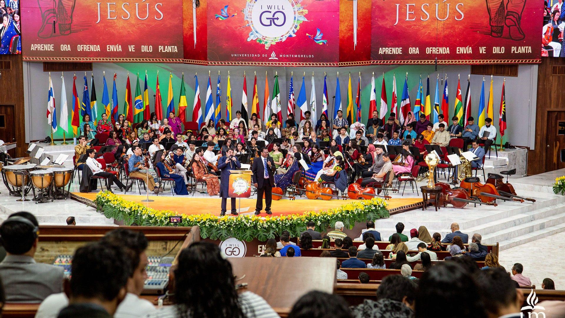 El Ptr. Ezra Lakra (a la derecha), presidente de la Iglesia Adventista para el sur de Asia, presentando uno de los mensajes del sábado. En la traducción el Mtro. Ekel Collins (a la izquierda). Fotografía por: Universidad de Montemorelos / Lisandra Vicente.