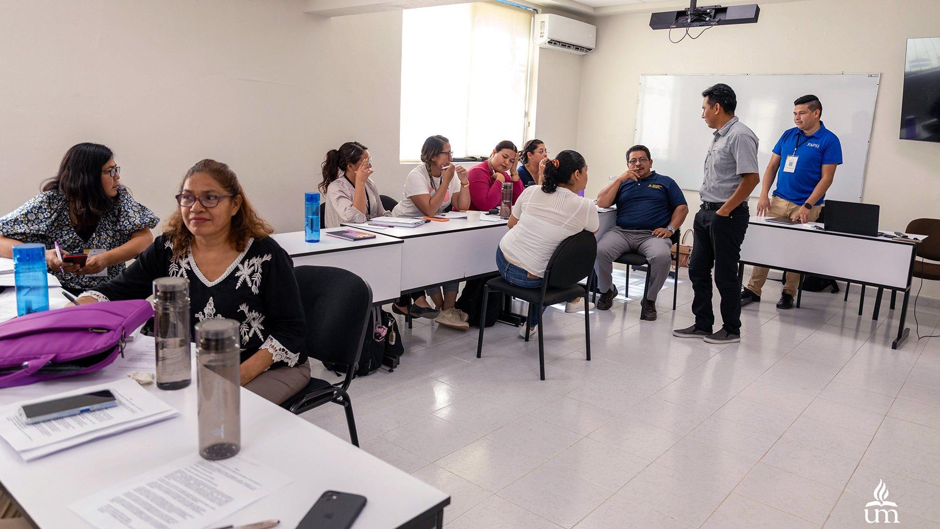 La última cohorte del diplomado estuvo conformado por 12 profesionales del área de psicología y teología. En la fotografía, estudiantes del diplomado. Fotografía por: Universidad de Montemorelos / Lisandra Vicente.