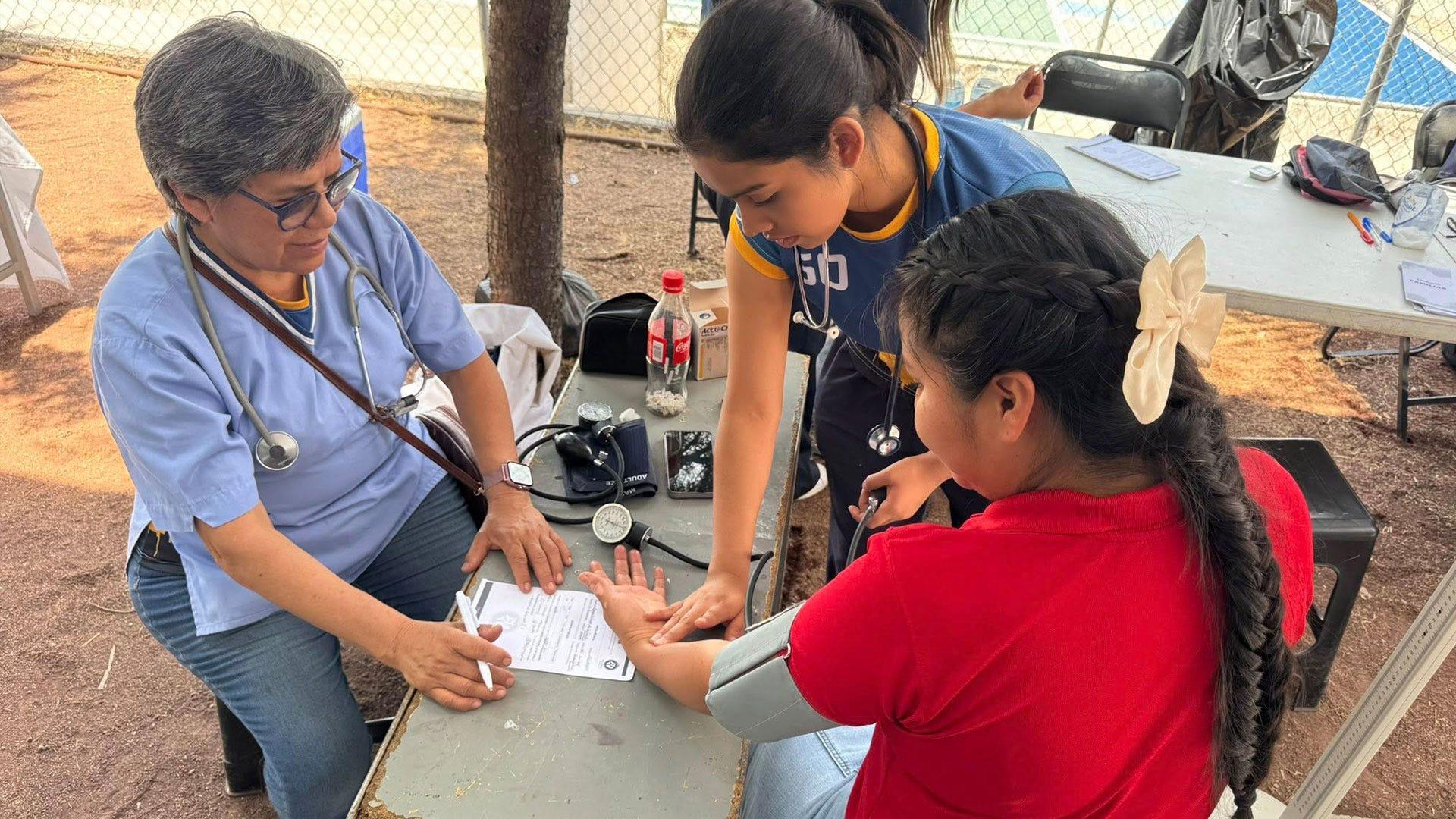Profesionales y alumnos del área de la salud, prestando servicio en una de las brigadas médicas. Fotografía cortesía de Gilberto Delgadillo.