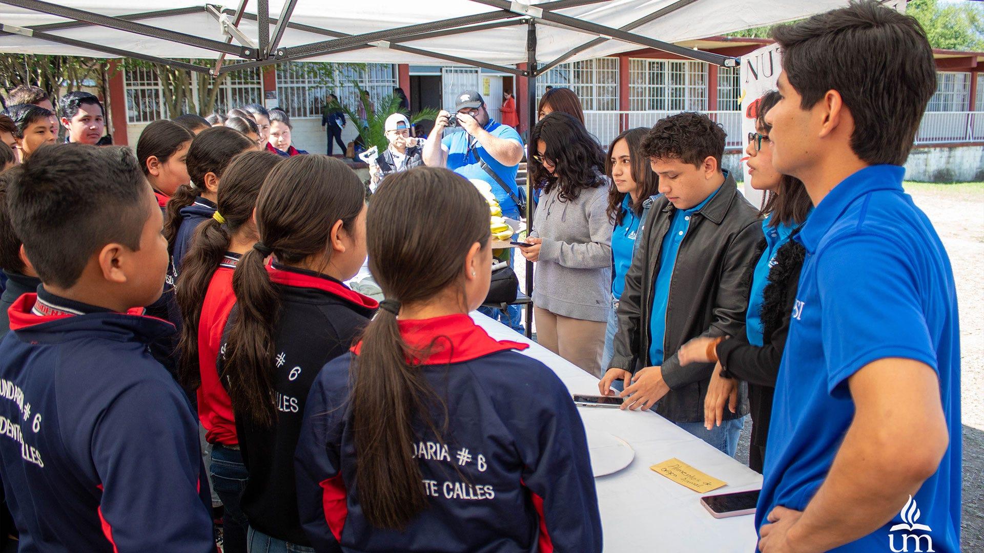 Como parte de la implementación de Emociones de 10 los estudiantes también recibieron tips de nutrición. Fotografía por: Universidad de Montemorelos / Lisandra Vicente.
