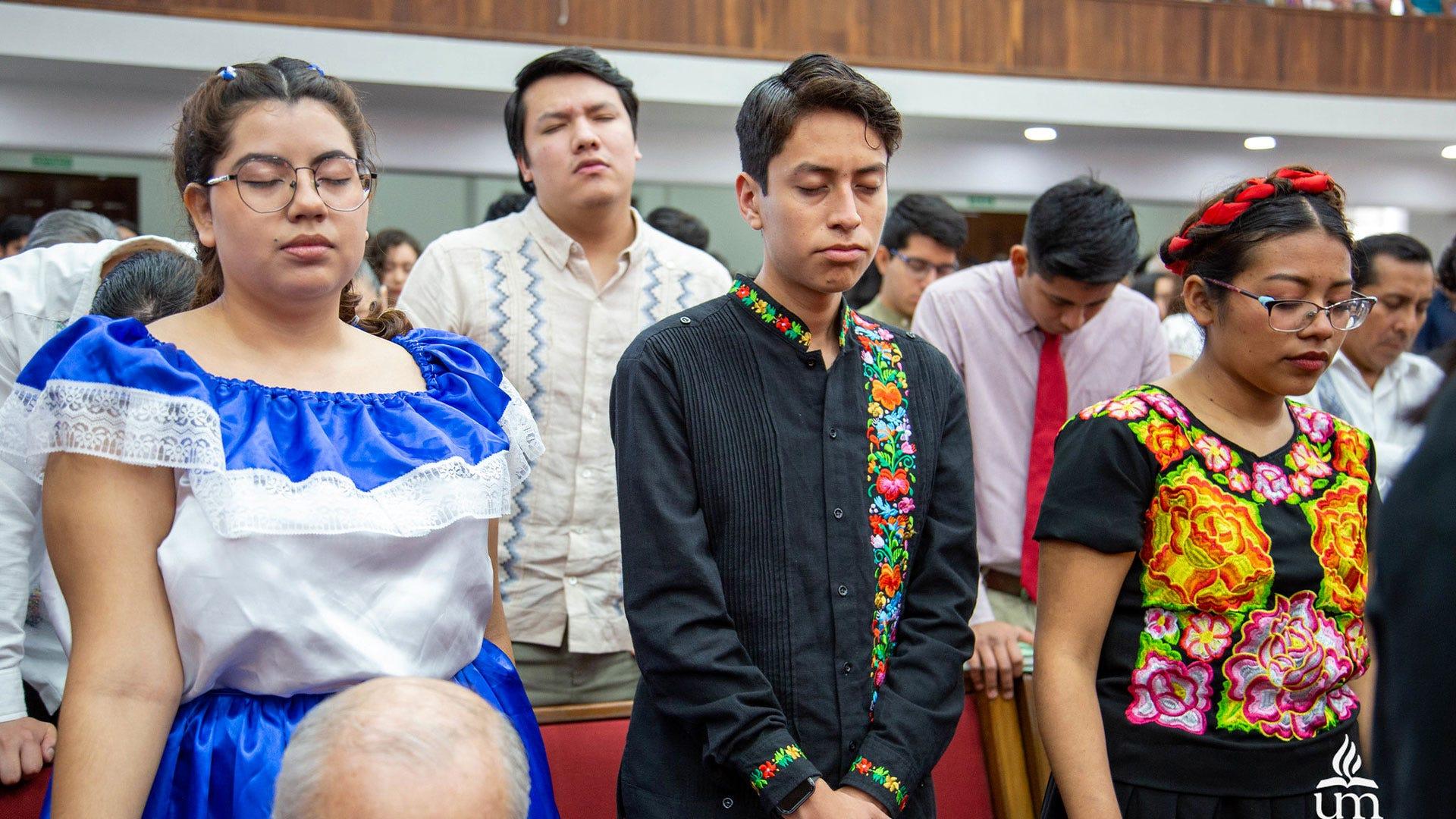 Los estudiantes se sumaron a momentos de oración enfocados en distintas regiones del mundo, uniendo el aprendizaje con la intercesión activa (1 de marzo). Fotografía por: Universidad de Montemorelos / Lisandra Vicente.