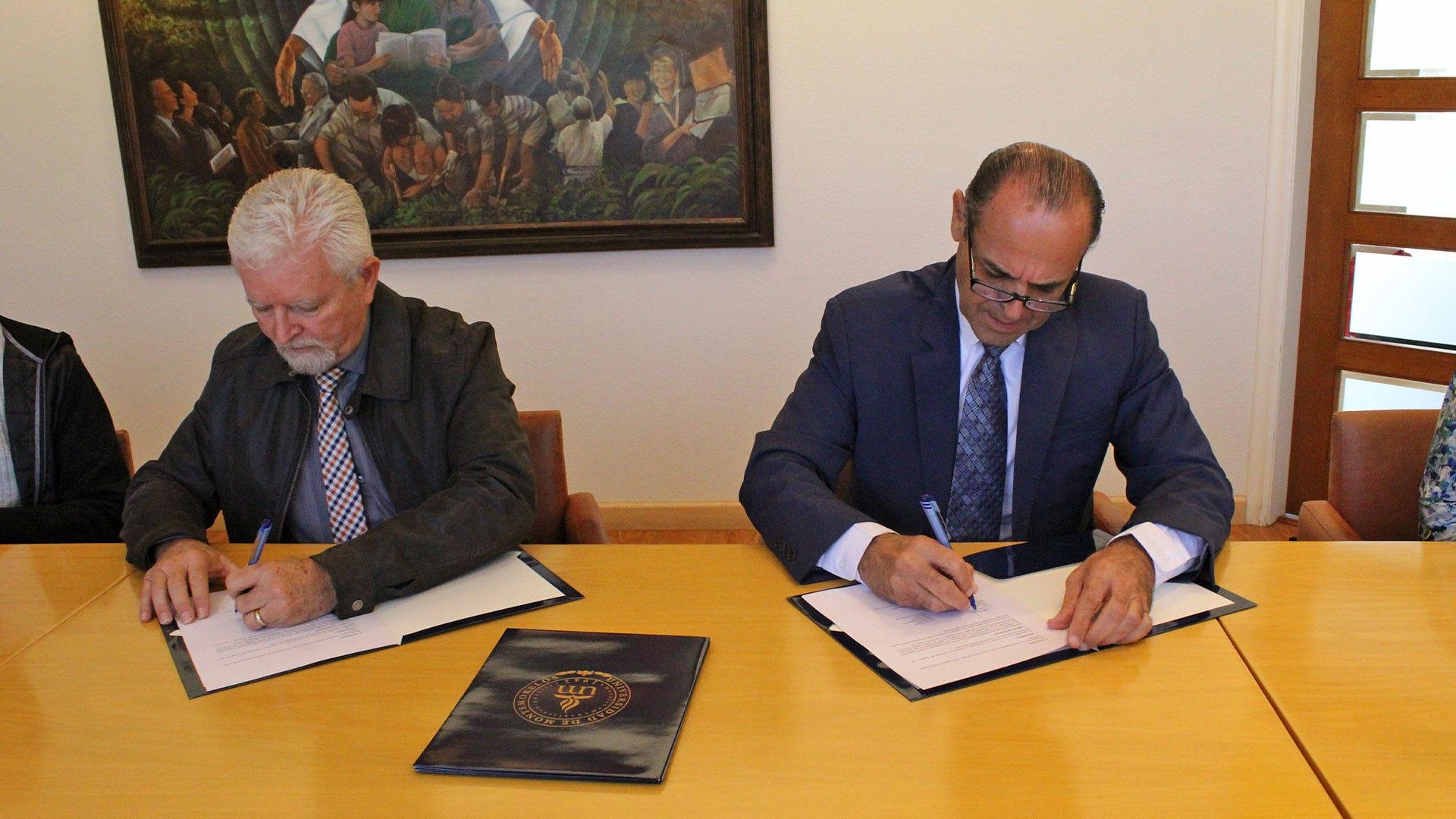 De izquierda a derecha, el Dr. Malcolm Coulson, director de la Fulton Adventist University y departamental de Educación de la División del Pacífico Sur y el Dr. Ismael Castillo, rector de la Institución. Fotografía por: Comunicación Institucional.