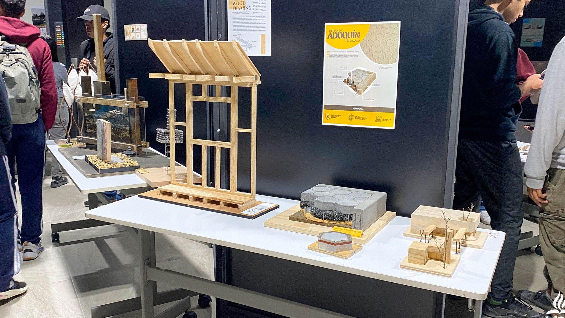 Trabajos del área de Arquitectura presentados en la Expo Artcom. Fotografía por: Universidad de Montemorelos / Lisandra Vicente.