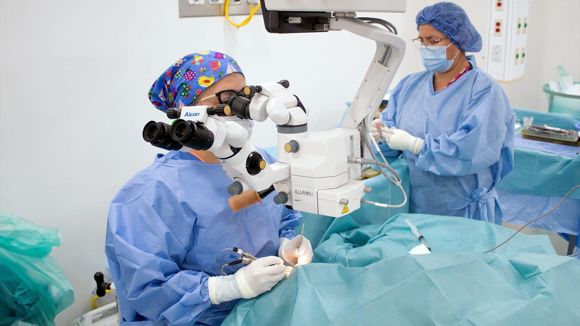 A la fecha la Dra. Deysi Juárez ha realizado más de 130 trasplantes de córnea en el Instituto de la Visión. En la fotografía, la doctora Juárez realiza una cirugía de catarata — 24 de septiembre del 2025. Fotografía por Universidad de Montemorelos — Lisandra Vicente.