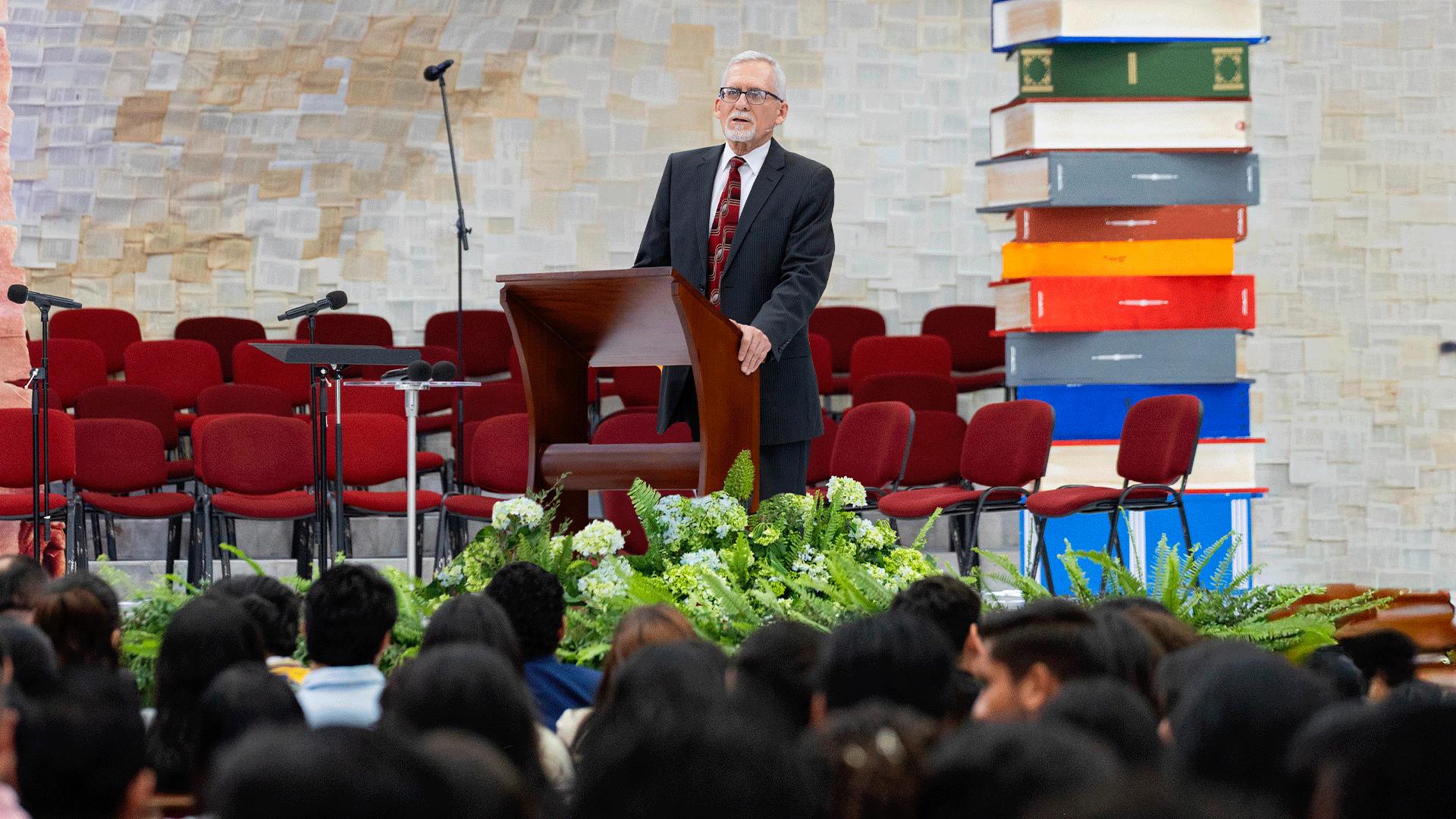 El Dr. Carlos Molina, catedrático jubilado de la UM y experto en el Nuevo Testamento. Fotografía por: Universidad de Montemorelos / Jhoan Rueda.