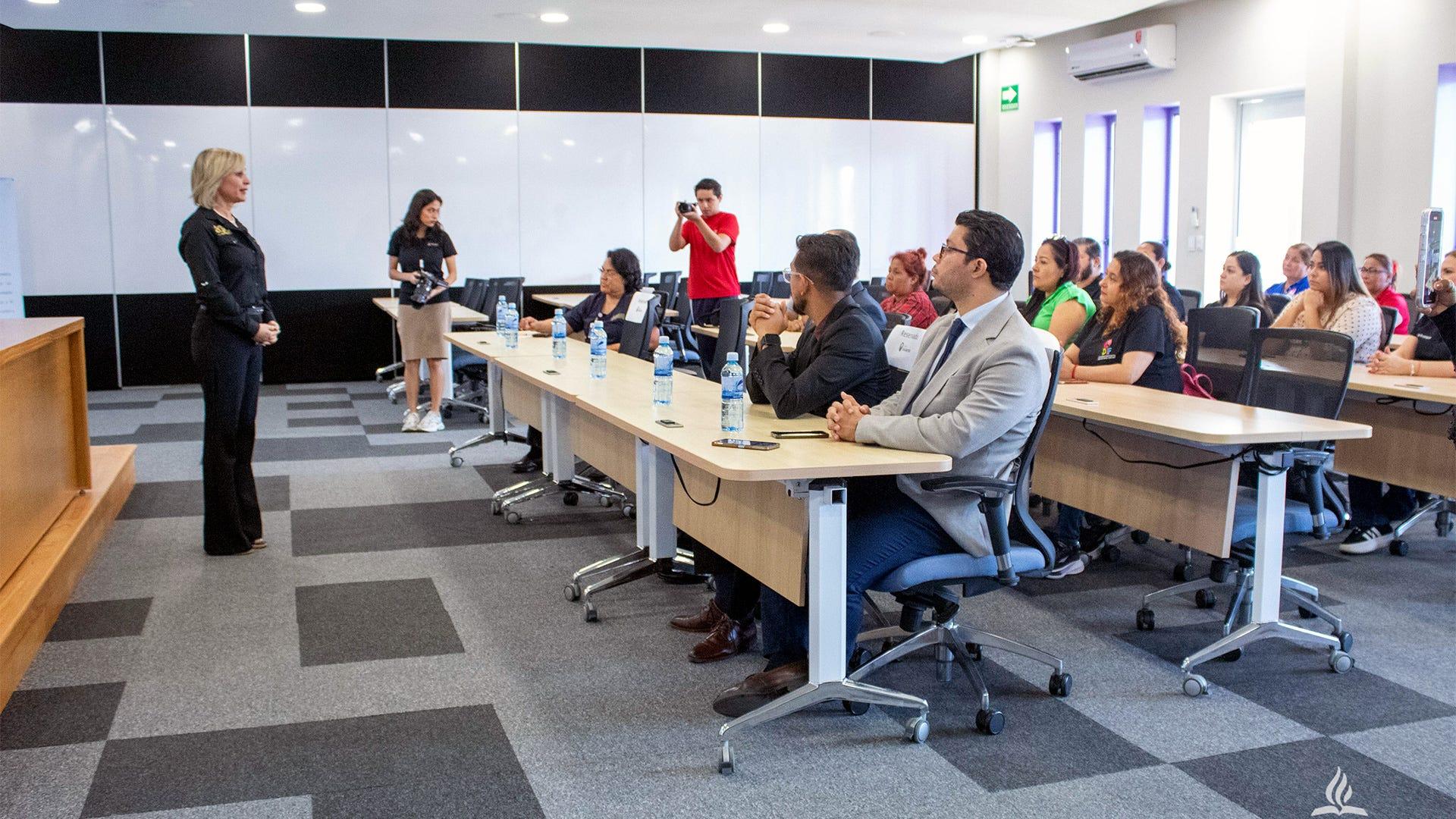 La Lic. Marcela Garza, secretaria de Administración y Oficialía Mayor del municipio, ofreció un mensaje en representación del alcalde. Fotografía por: Universidad de Montemorelos / Lisandra Vicente.