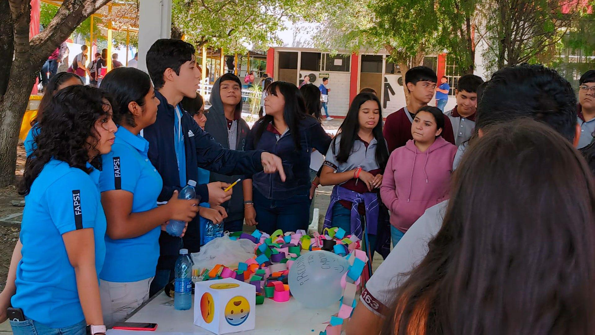 Durante la entrega de las tarjetas “Familias Felices, los asistente también participaron de la feria de la salud realizada por alumnos de la Facultad de Psicología. Fotografía por: Antonio Gaméz.
