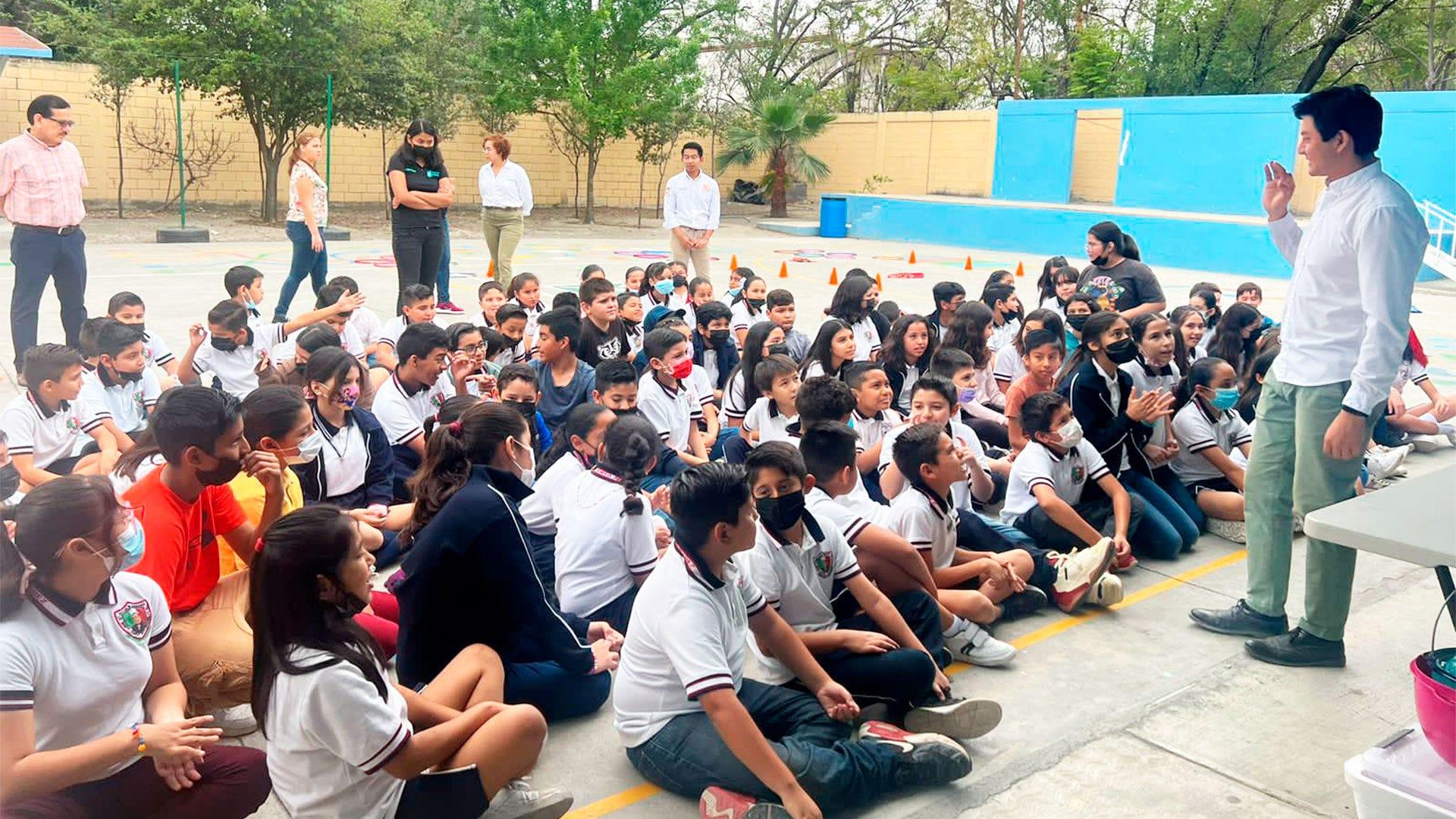 Charla en una escuela primaria de Montemorelos y los pasantes de CEDAFAM hablaron por sobre salud mental, en el 2023. Fotografía por: Universidad de Montemorelos / CEDAFAM.
