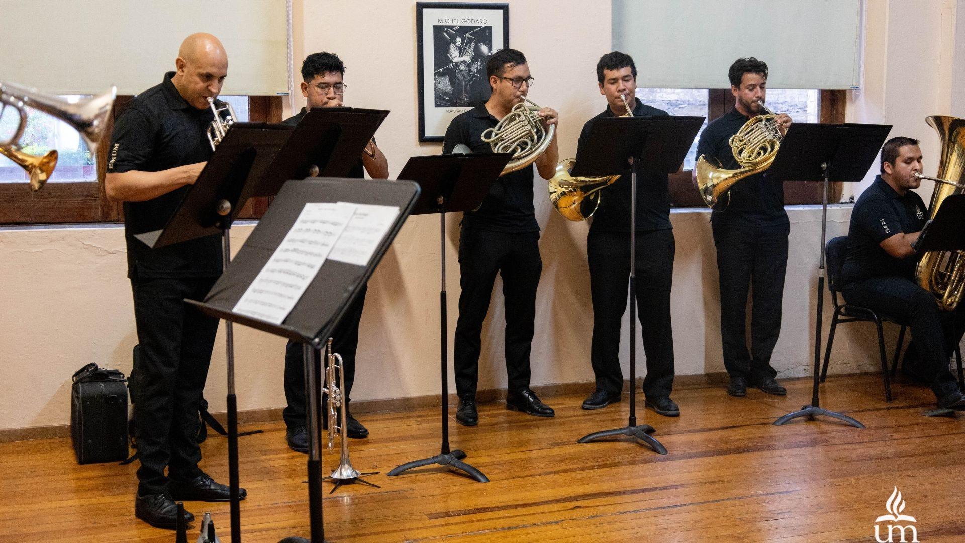 En el Ensamble de Metales de la UM los miembros son docentes de la Escuela de Música y alumnos de la misma escuela y de otras carreras. En la fotografía, parte del ensamble UM. Fotografía por: Universidad de Montemorelos / Lisandra Vicente.