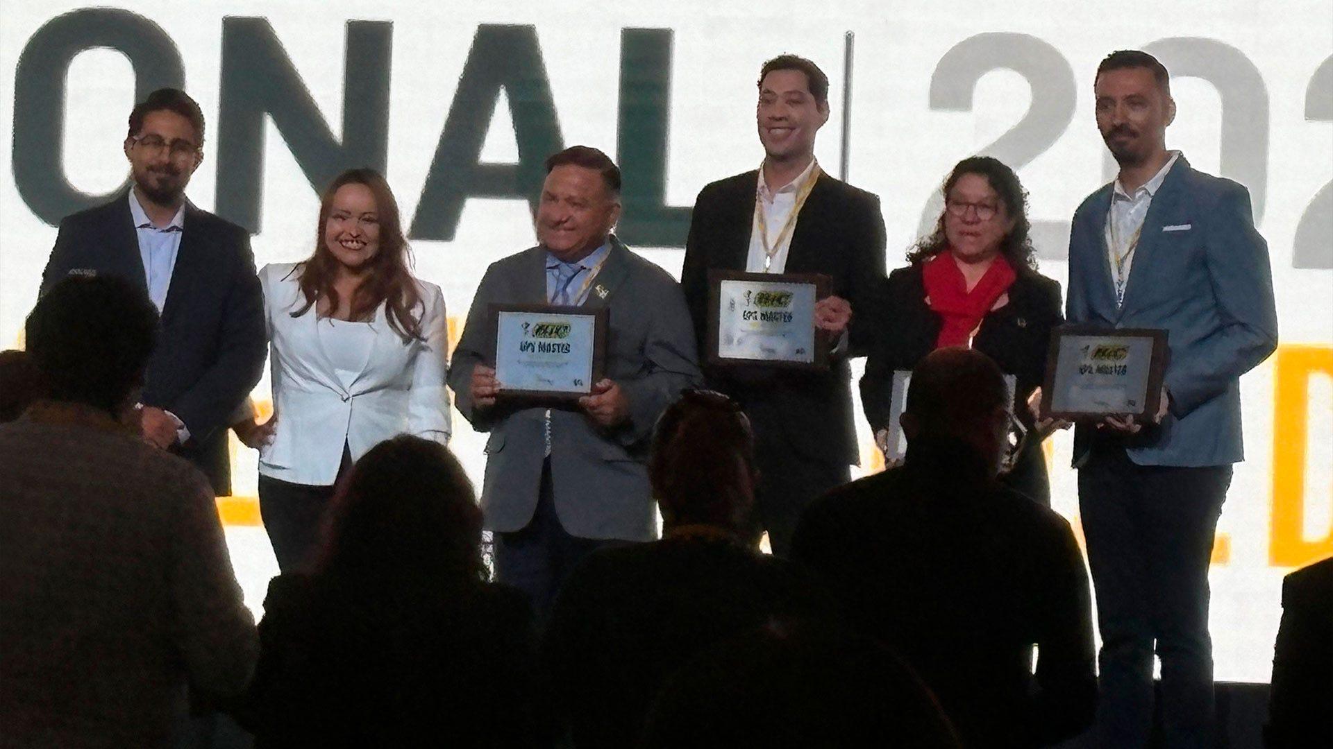 &nbsp; Mtro. Isaac Flores (cuarto de izquierda a derecha) consejero académico GPS en Enactus UM, fue reconocido a nivel nacional como GPS Master del Año. Fotografía cortesía de Isaac Flores.