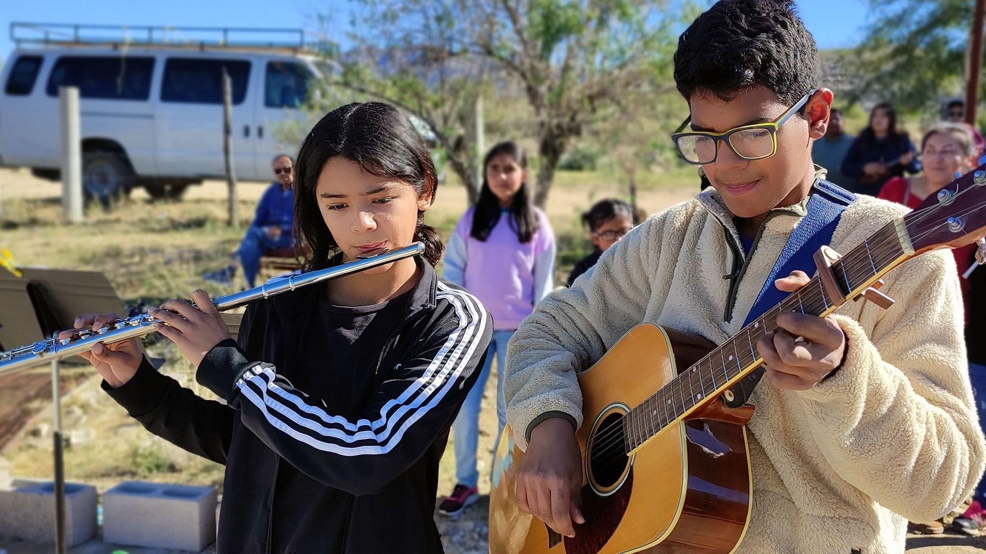 Hermanos tocando para el pueblo Kiliwas de Baja California. Fotografía por: Casa Hogar “El Oasis”.