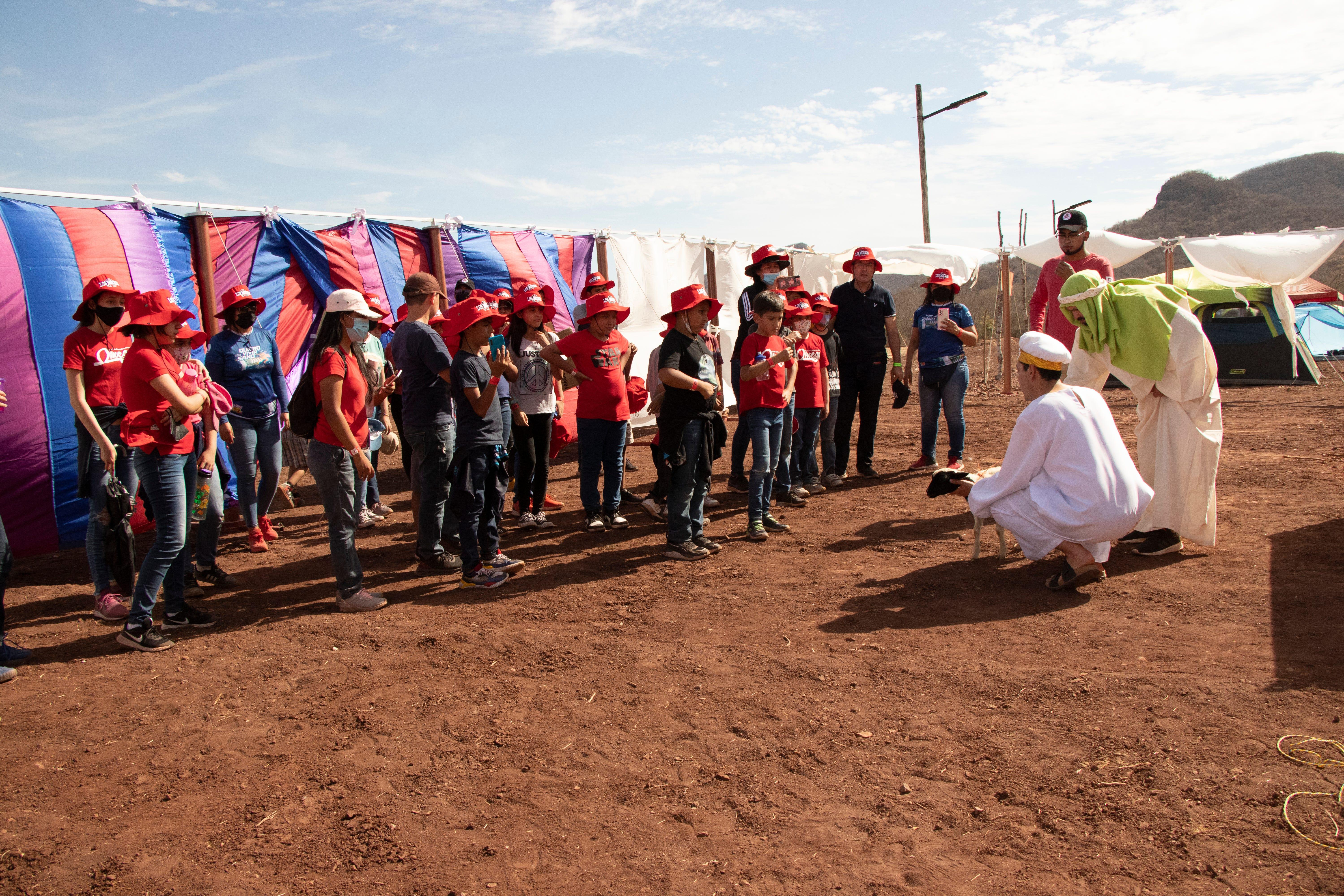 El misionero Salvación en Símbolos compartió sus conocimientos sobre el Santuario del Antiguo Testamento. Fotografía por: Ministerio Juvenil Doulos.