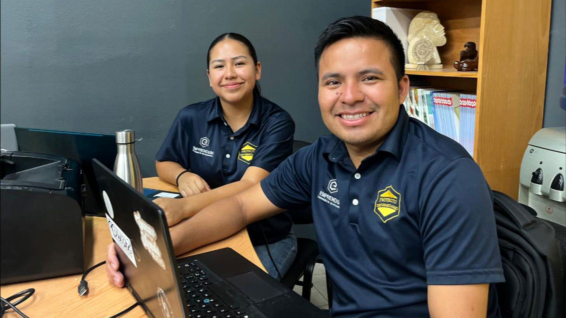 Álvaro junto a una compañera colportora, en las oficinas de EmprendUM. Fotografía cortesía de EmprendUM.