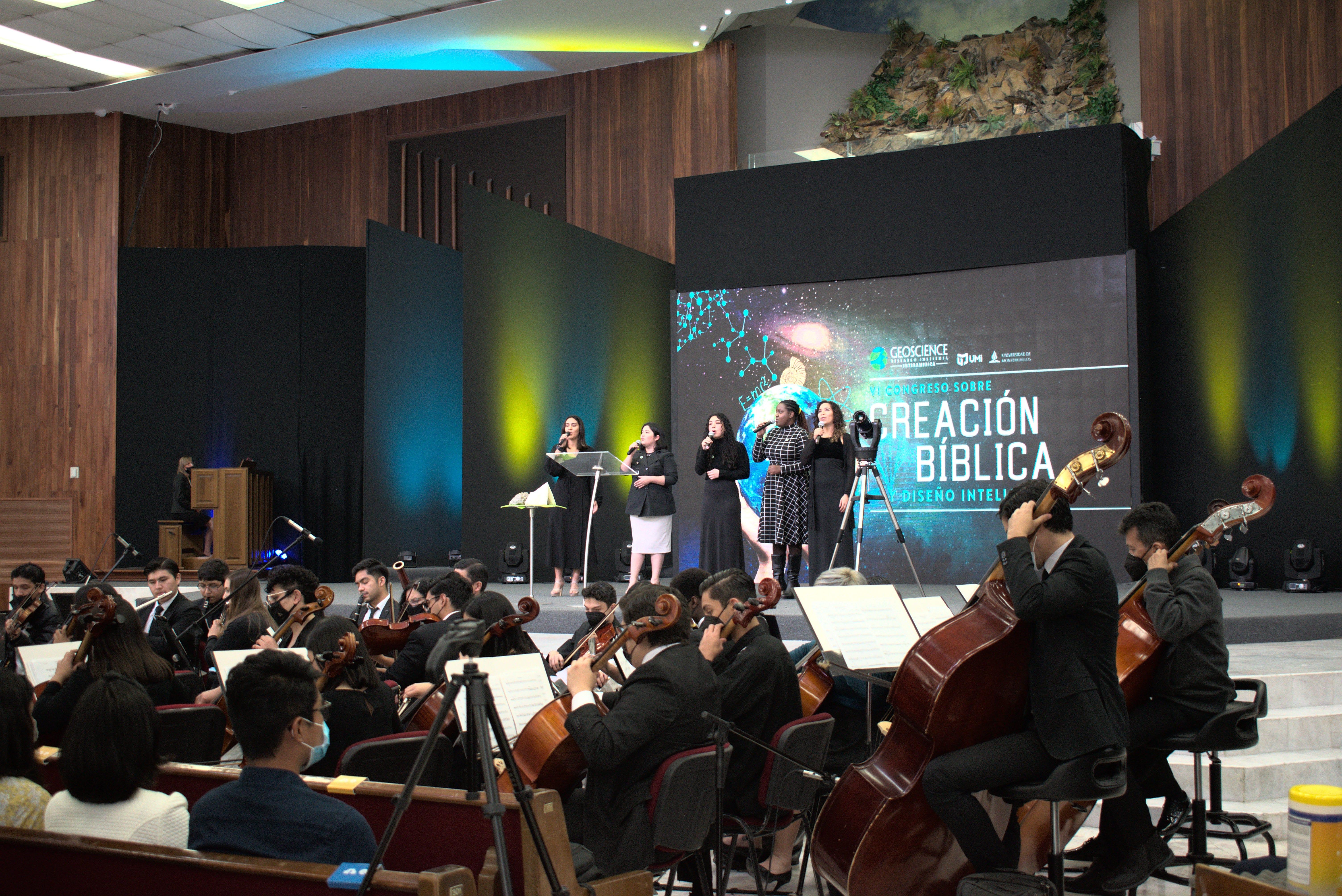 La música especial fue presentada por: Vox Laude y acompañadas por la Orquesta Universitaria. Fotografía por: Lili Pimentel.