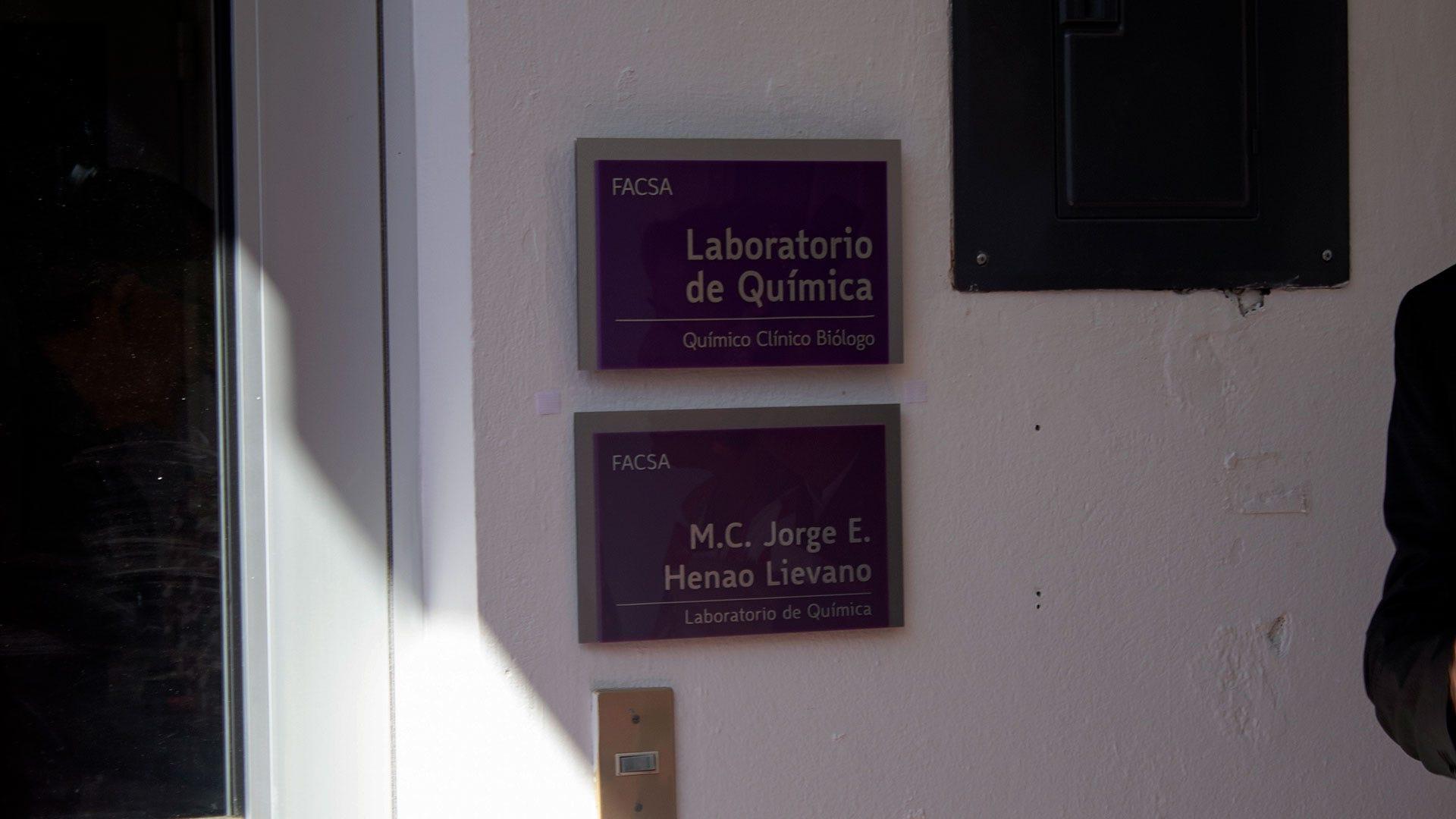 En el marco de aniversario nombraron tres laboratorios con nombres de los pioneros de la carrera. Fotografía por: Comunicación Institucional / Issac Corral.