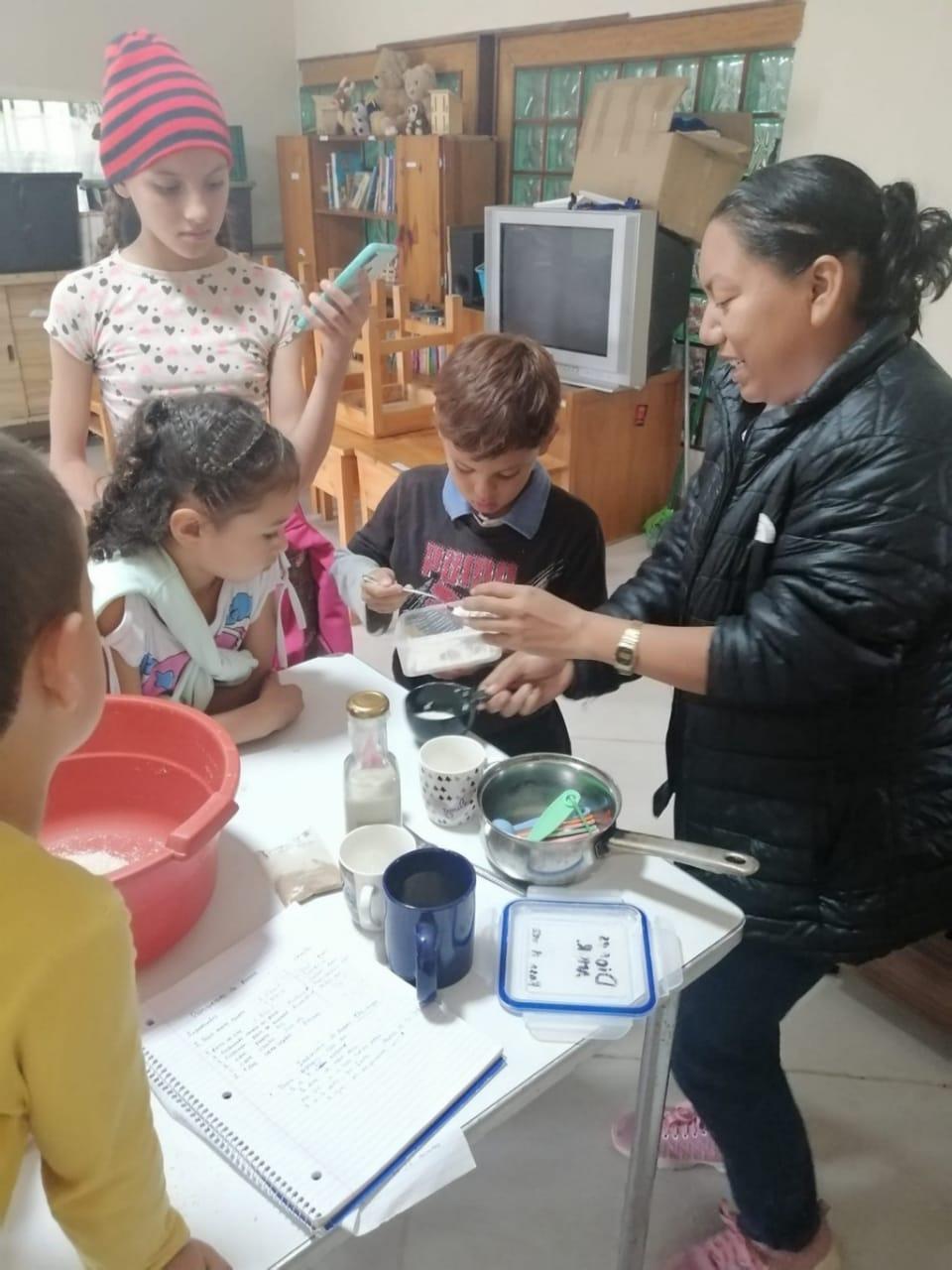 &nbsp;Rosita dando clases a niños y niñas en Proamar, cuenta que aparte ofrece refuerzo en las materias de matemáticas y lenguaje, así como también les enseña recetas de comidas vegetaría para que los alumnos puedan prepararlas en sus hogares. y Fotografía por: Rosa Chávez.