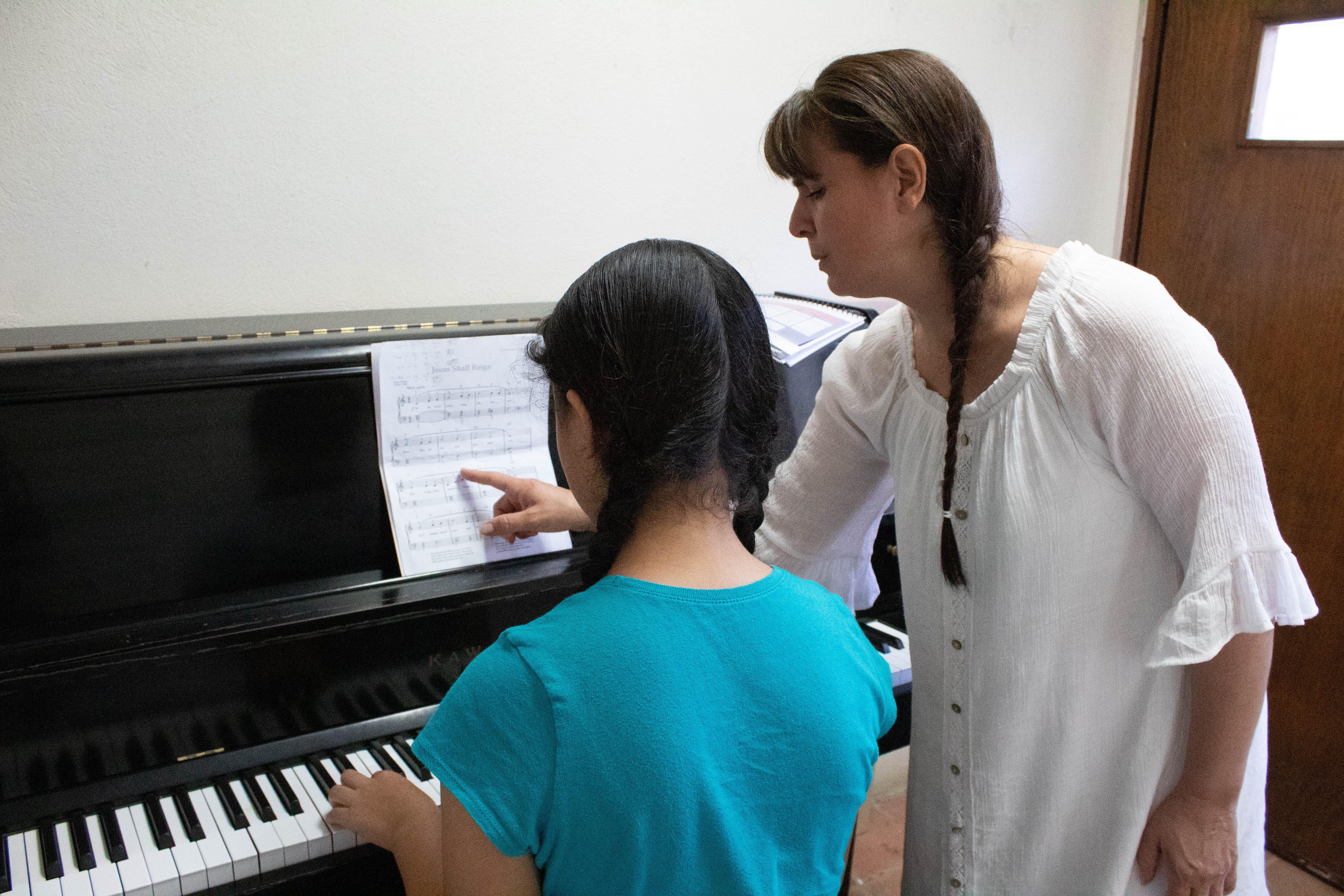 En el campamento se enseñan a ejecutar diferentes instrumentos como flauta, ukelele, guitarra, piano y trompeta. Fotografía por: Comunicación Institucional.